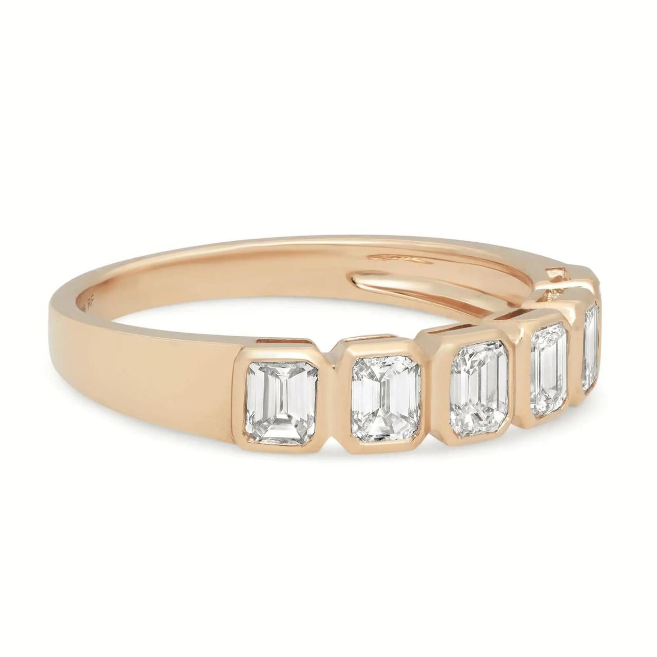 Modern 1.00 Carat Emerald Bezel Diamond Ring 18K Yellow Gold For Sale