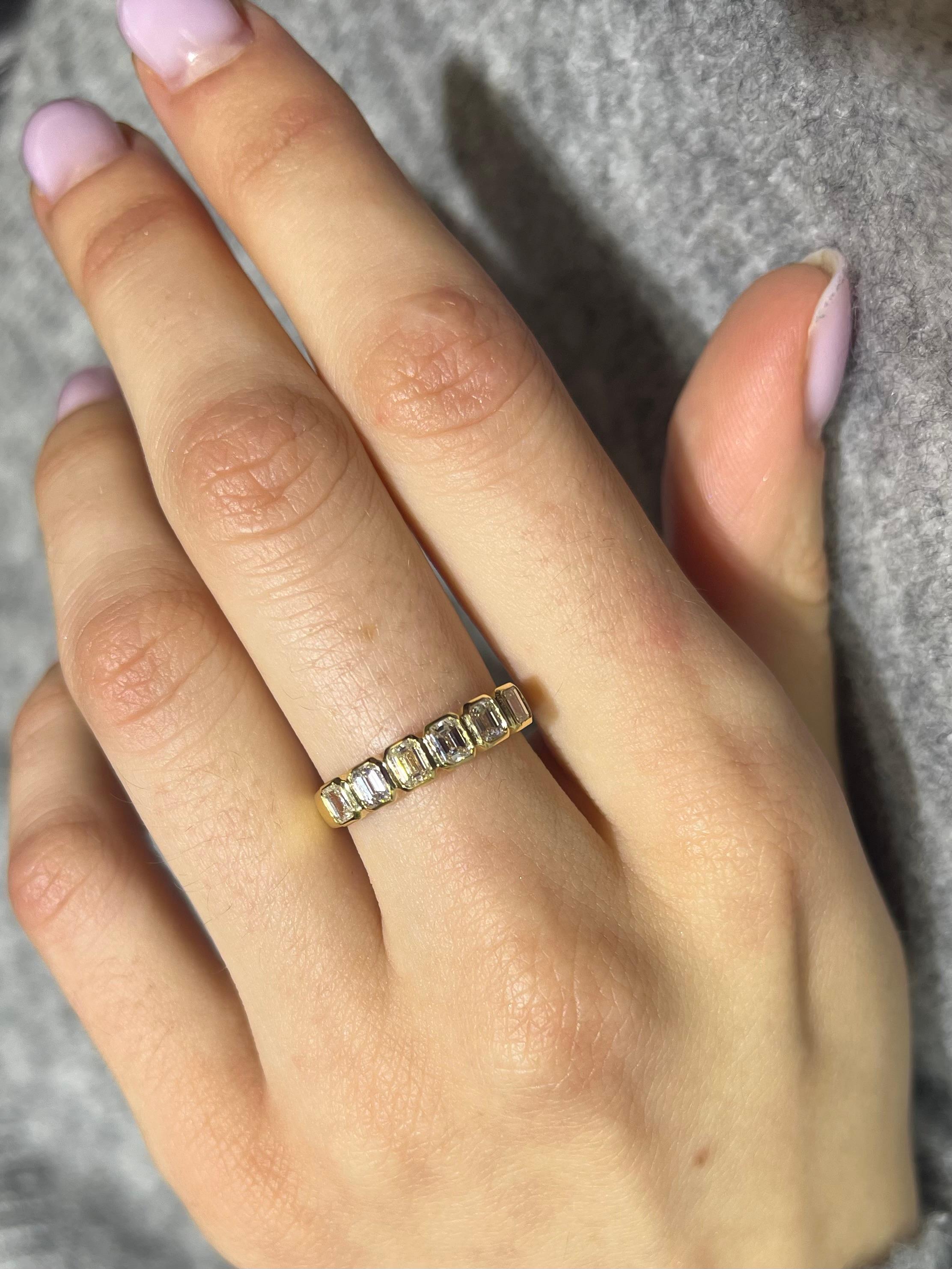 1.00 Carat Emerald Bezel Diamond Ring 18K Yellow Gold In New Condition For Sale In New York, NY