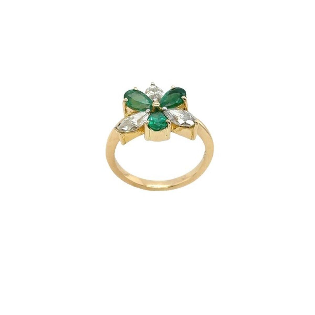 Dieser wunderschöne Ring mit Smaragd und Diamant ist in 18 Karat Gelbgold gefasst. Mit 3 natürlichen Diamanten im Marquiseschliff, 1,0ct Gesamtgewicht und 3 birnenförmigen Smaragden, 1,0ct Gesamtgewicht. Dies ist ein einzigartiger und auffälliger