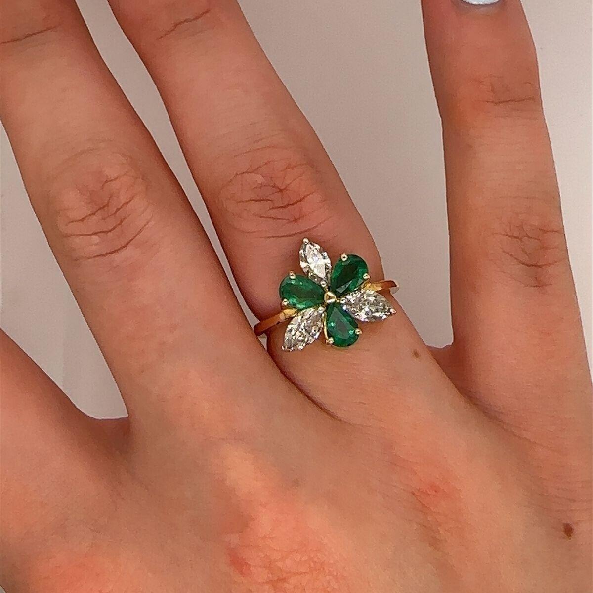 6-Stein-Ring mit 3 Marquise-Diamanten und 3 birnenförmigen Smaragden aus 18 Karat Gelbgold im Angebot 2