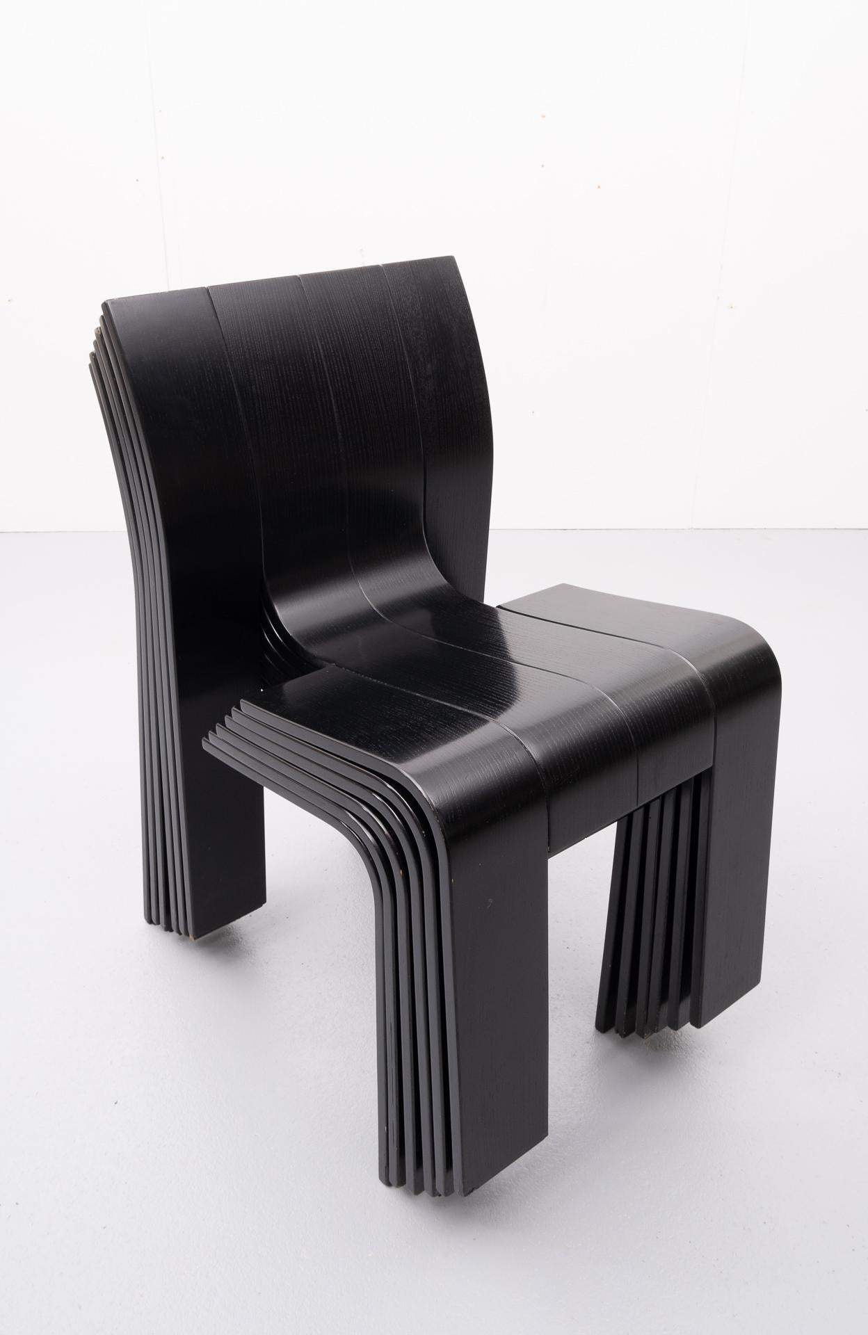 Gijs Bakker strip chairs for Castelijn 1974 6 chairs and the matching table. Beautiful black color. The chairs can be sold separately.
The underlying idea was to reduce the complexity of the chair's form until a powerful image remained. The chair