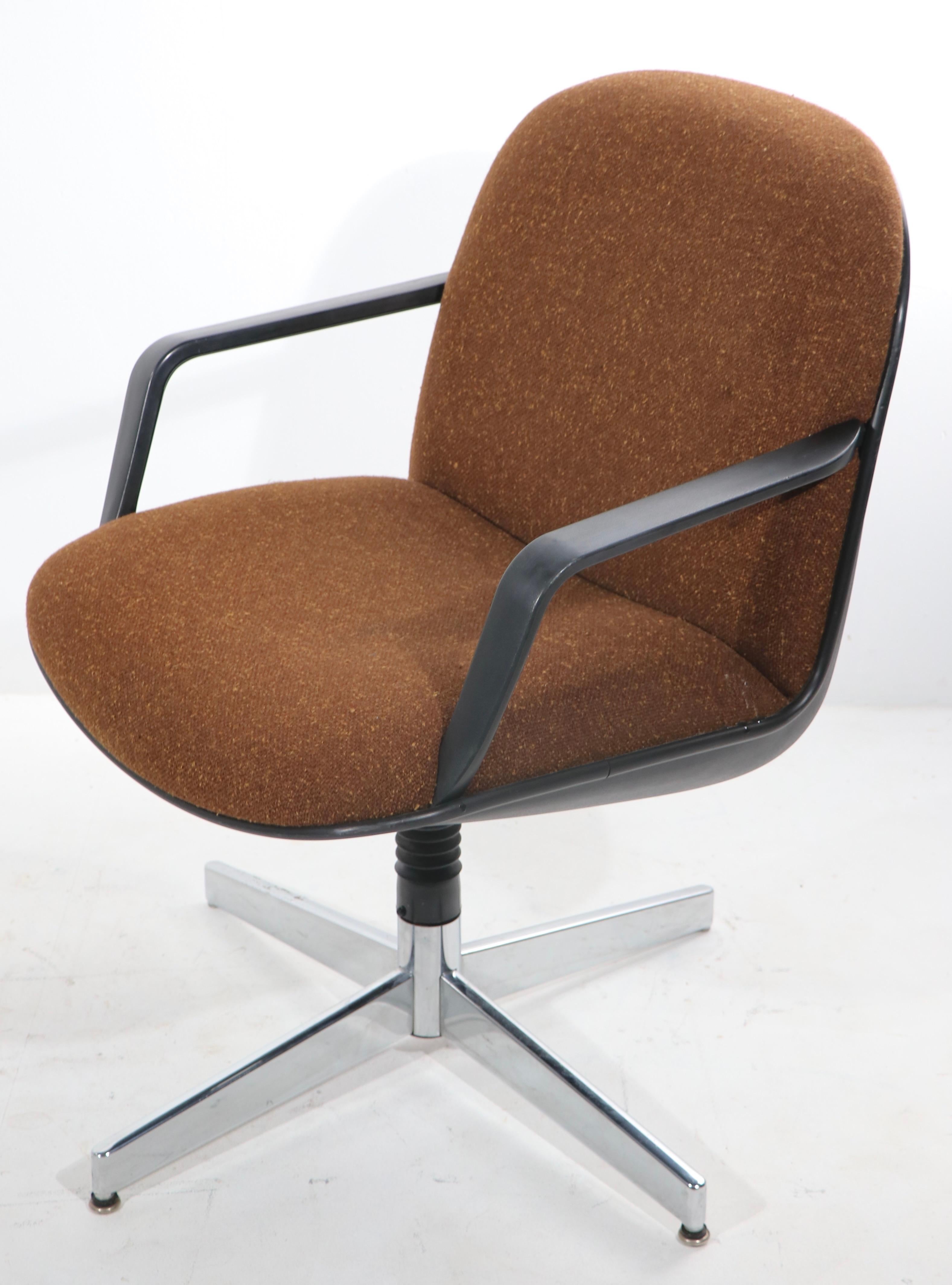 Stylish ergonomic design swivel arm chairs, perfect for commercial use, desk or conference room, also can be used residentially as well. Made by noted manufacturer HON, in the style of the iconic Pollock for Knoll chairs.
Six chairs available,