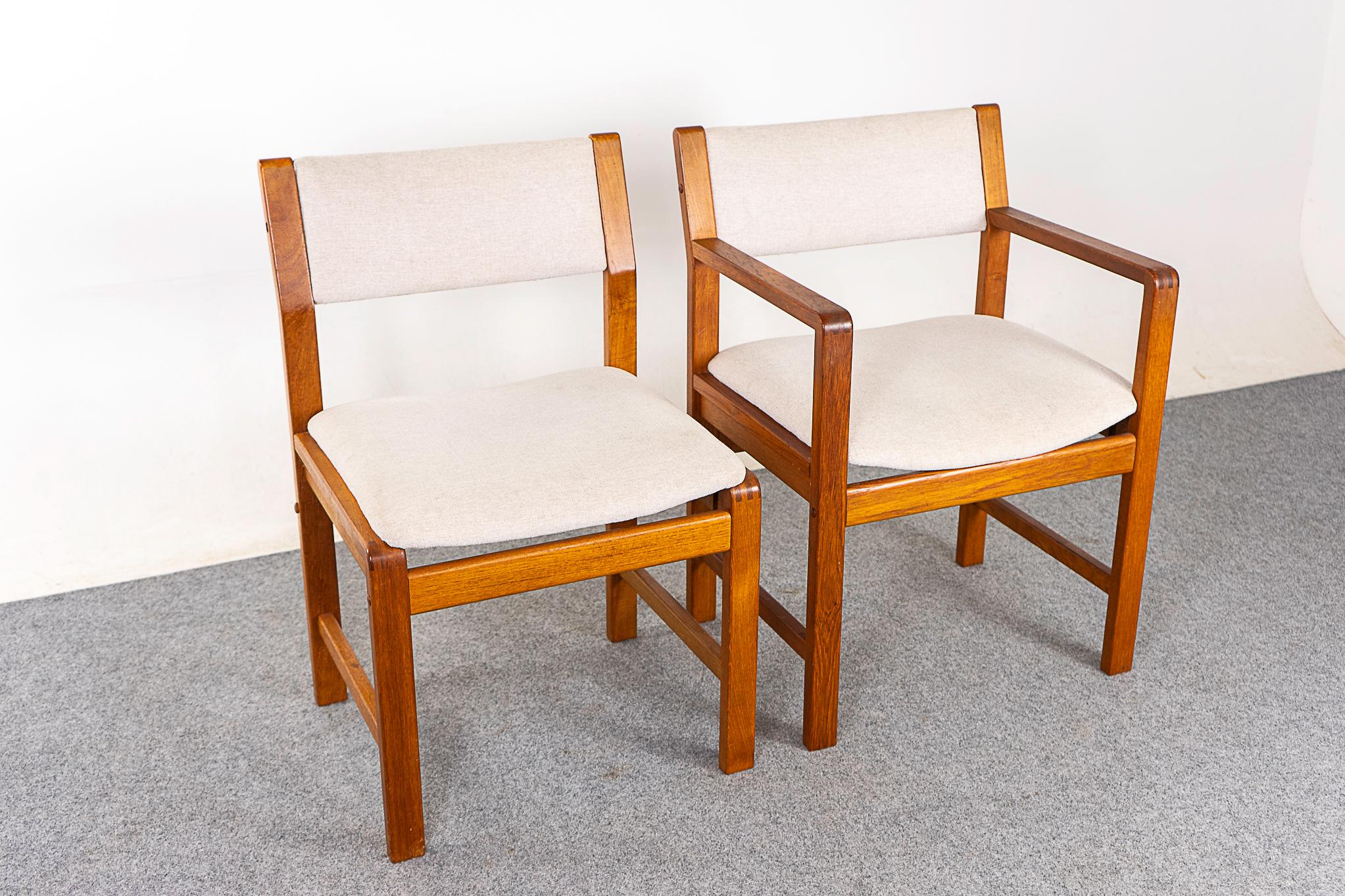 Scandinave moderne 6 chaises de salle à manger en teck en vente