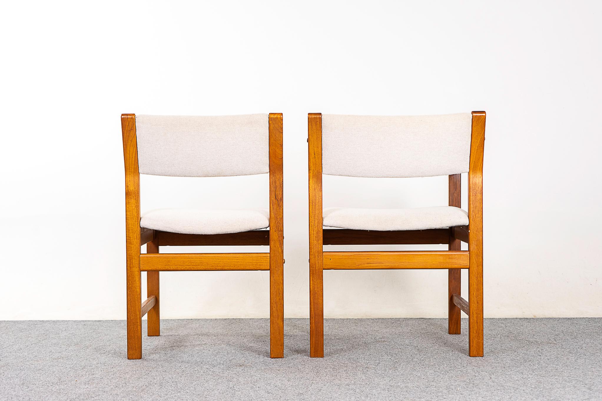 Milieu du XXe siècle 6 chaises de salle à manger en teck en vente