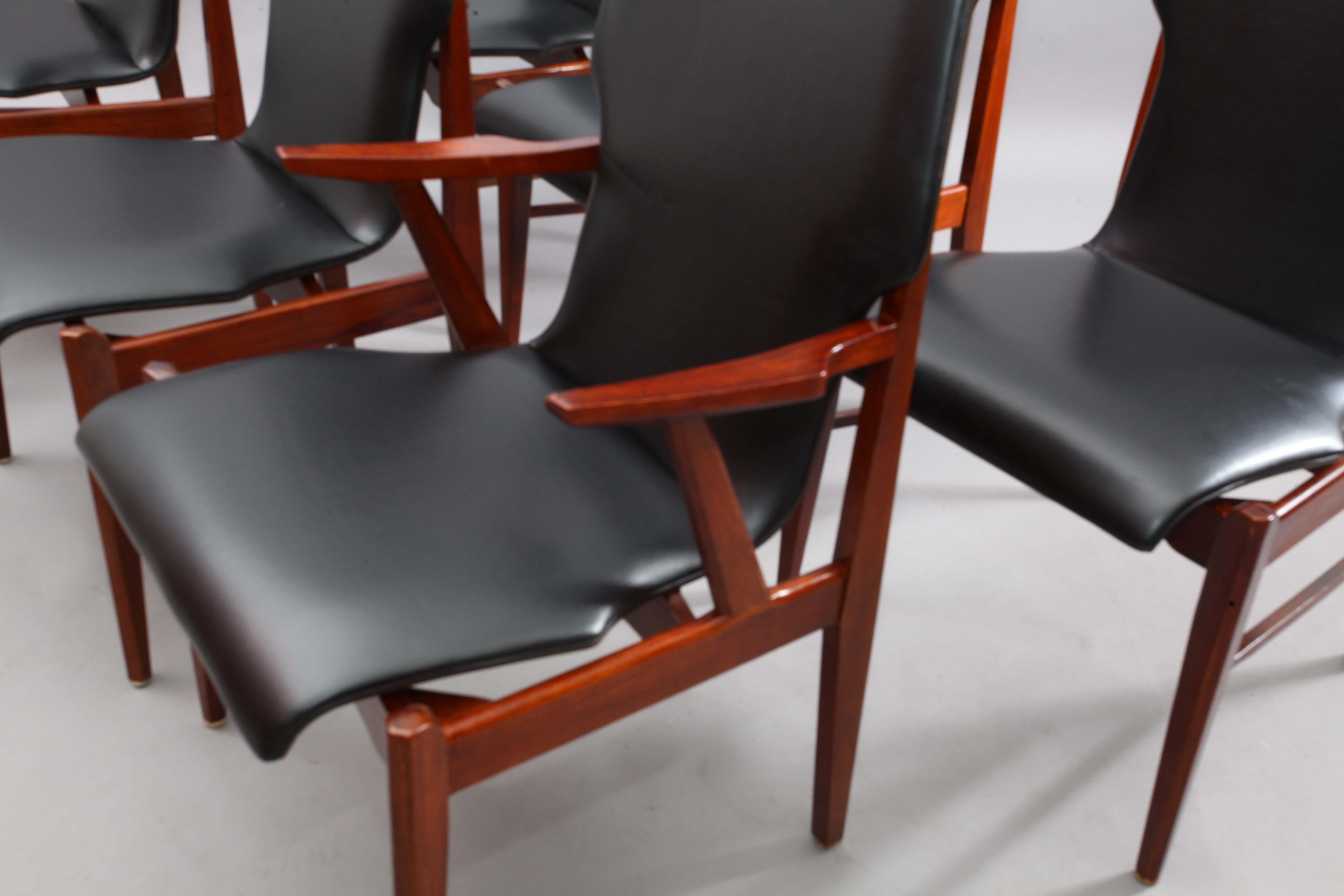 5 teak wood chairs + 1 teak wood armchair
Denmark, 1950
Black leatherette,
Solid teak wood.