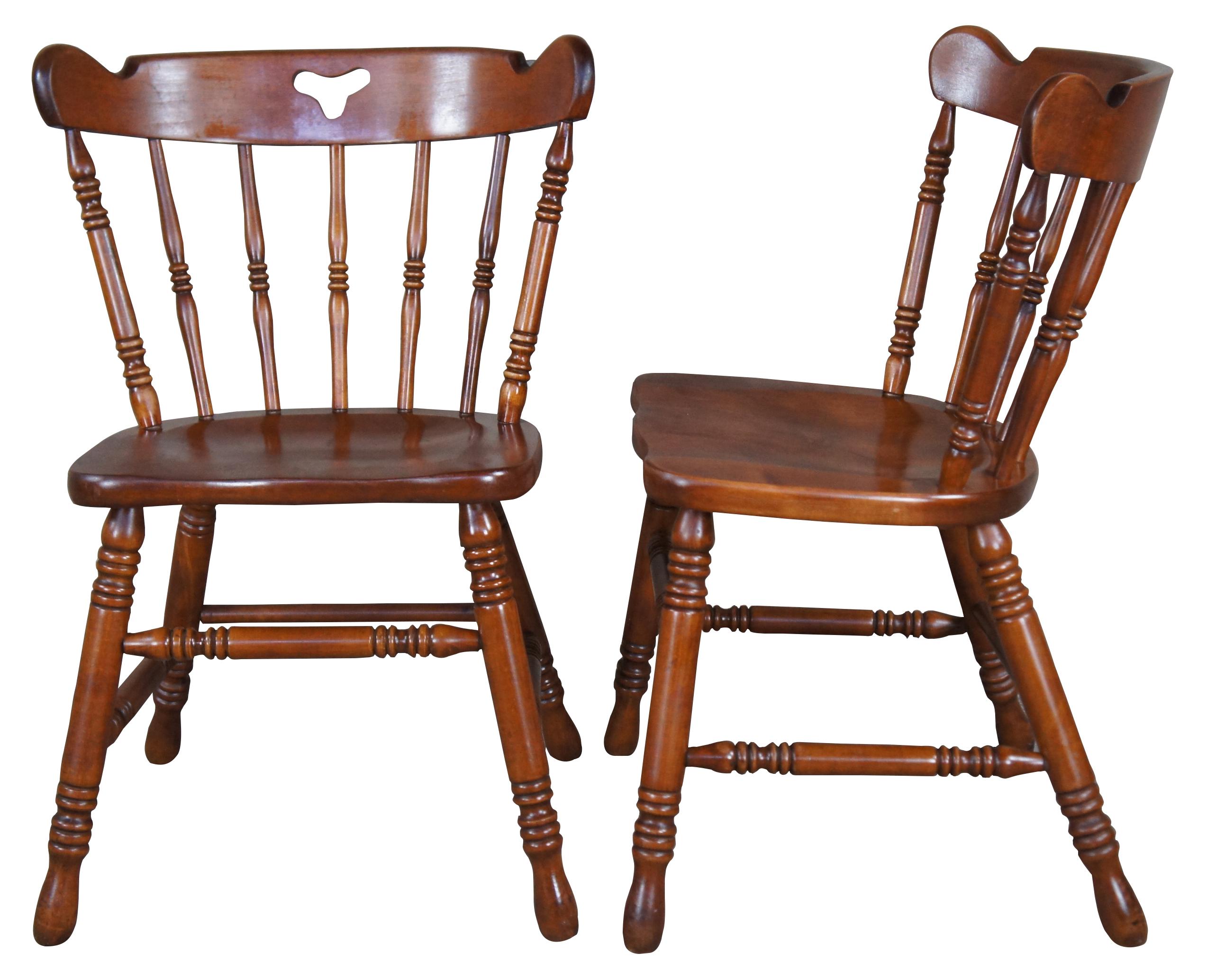 6 Esszimmerstühle aus Hard Rock Ahorn der Tell City Chair Company, ca. 1960er Jahre. Der Stuhl im Kolonialstil verfügt über eine spindelförmige Rückenlehne mit Ausschnitt und eine konturierte Sitzfläche. 

Die Tell City Furniture Company, auch