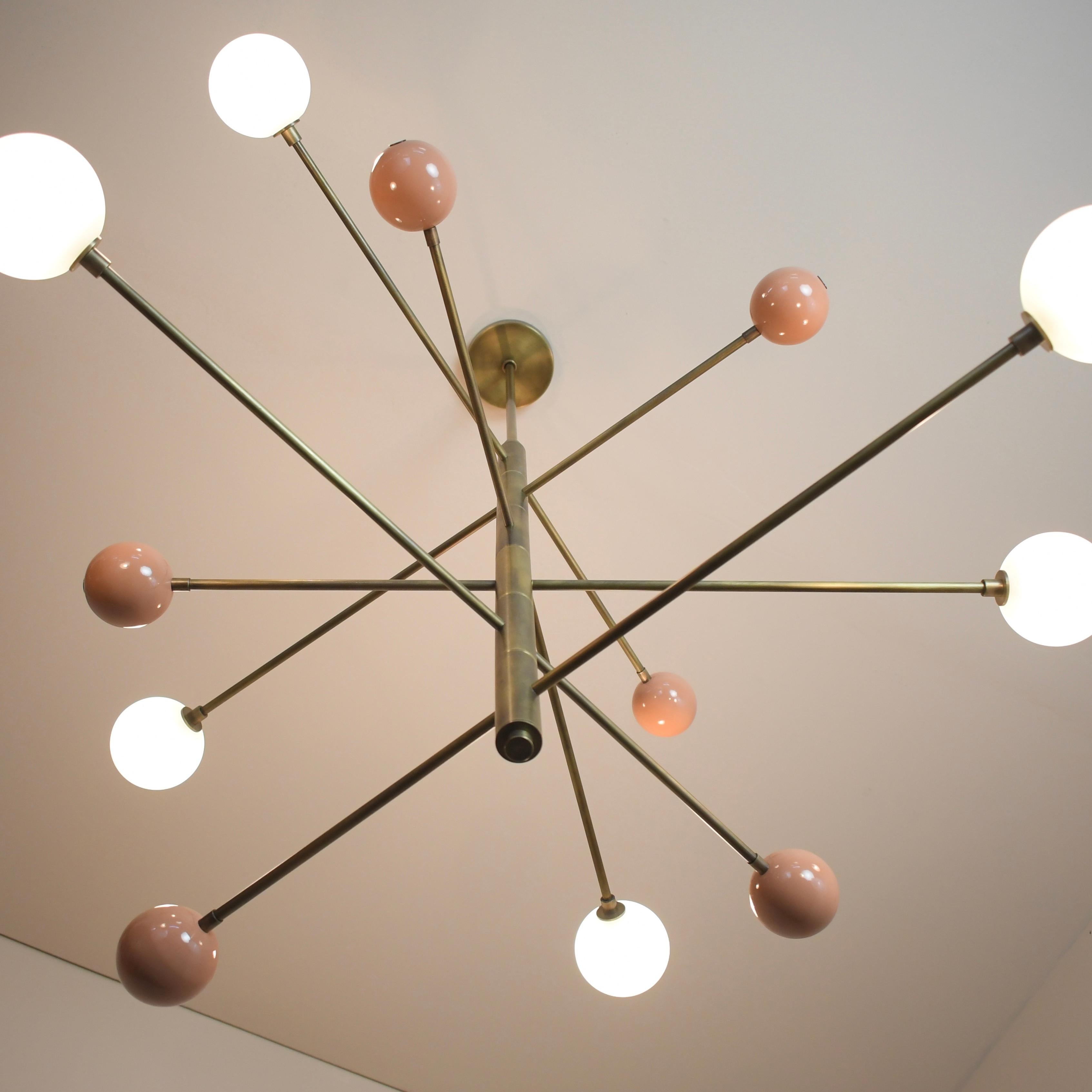 Mid-Century Modern Lustre Orbital à 6 niveaux en émail blush, verre et laiton par Blueprint Lighting en vente