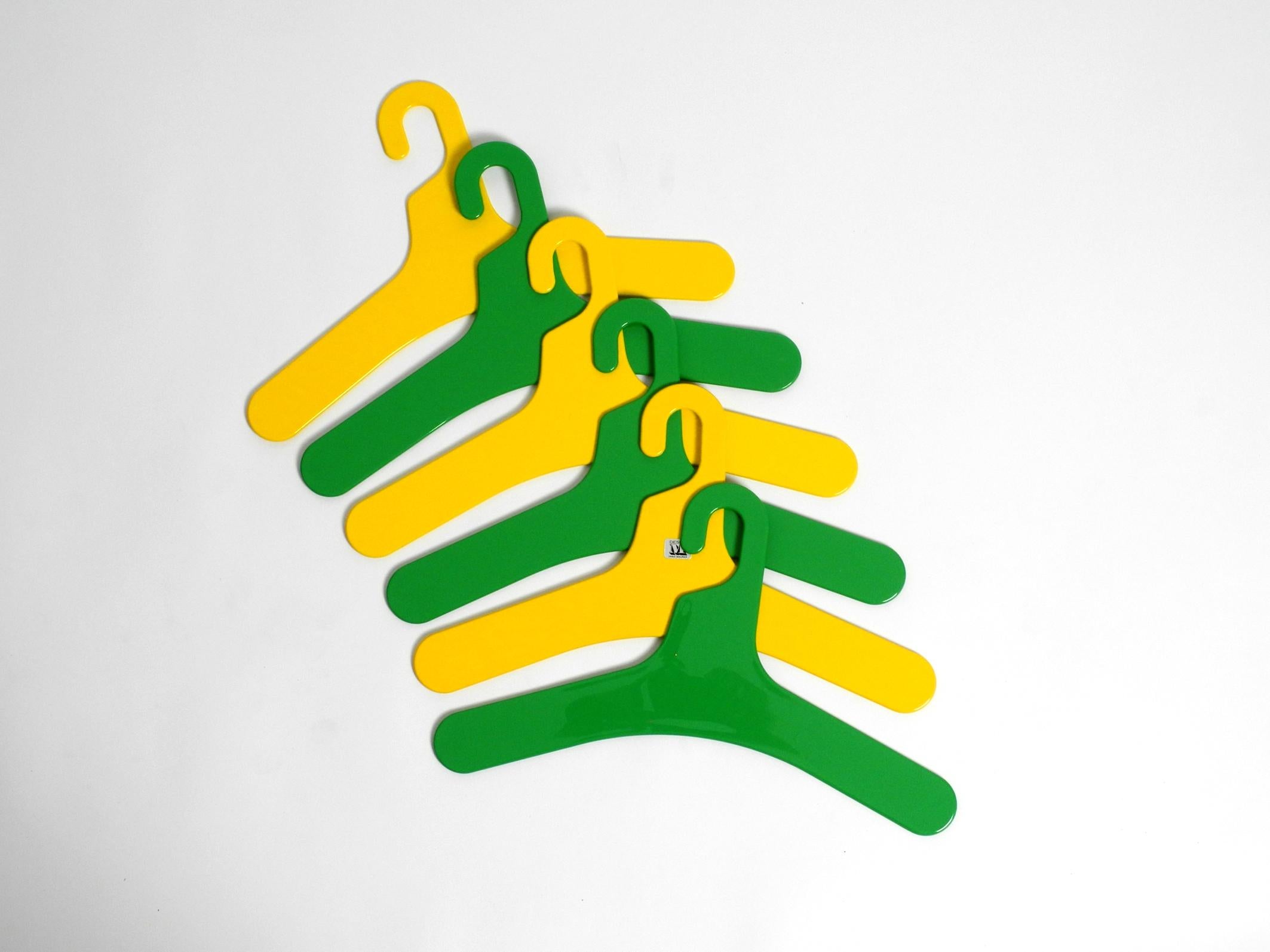 6 unused 1970s yellow and green plastic hangers by Ingo Maurer for Design M In Excellent Condition In München, DE