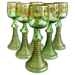 6 leuchtende Grüne Moser-Gläser mit goldvergoldetem Dekor 
