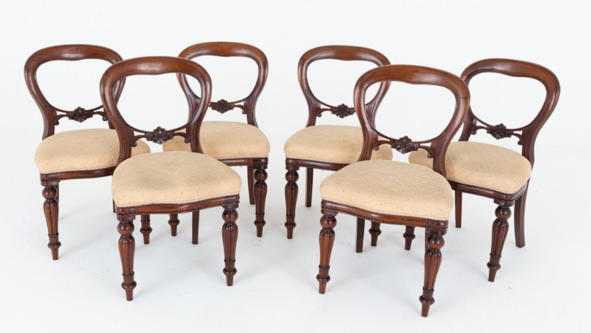 Ensemble de 6 chaises à dossier ballon en acajou de style victorien
Ces chaises reposent sur des pieds avant tournés et cannelés et des pieds arrière en sabre.
Circa 1920
Nous disposons de plusieurs tables de salle à manger assorties si vous