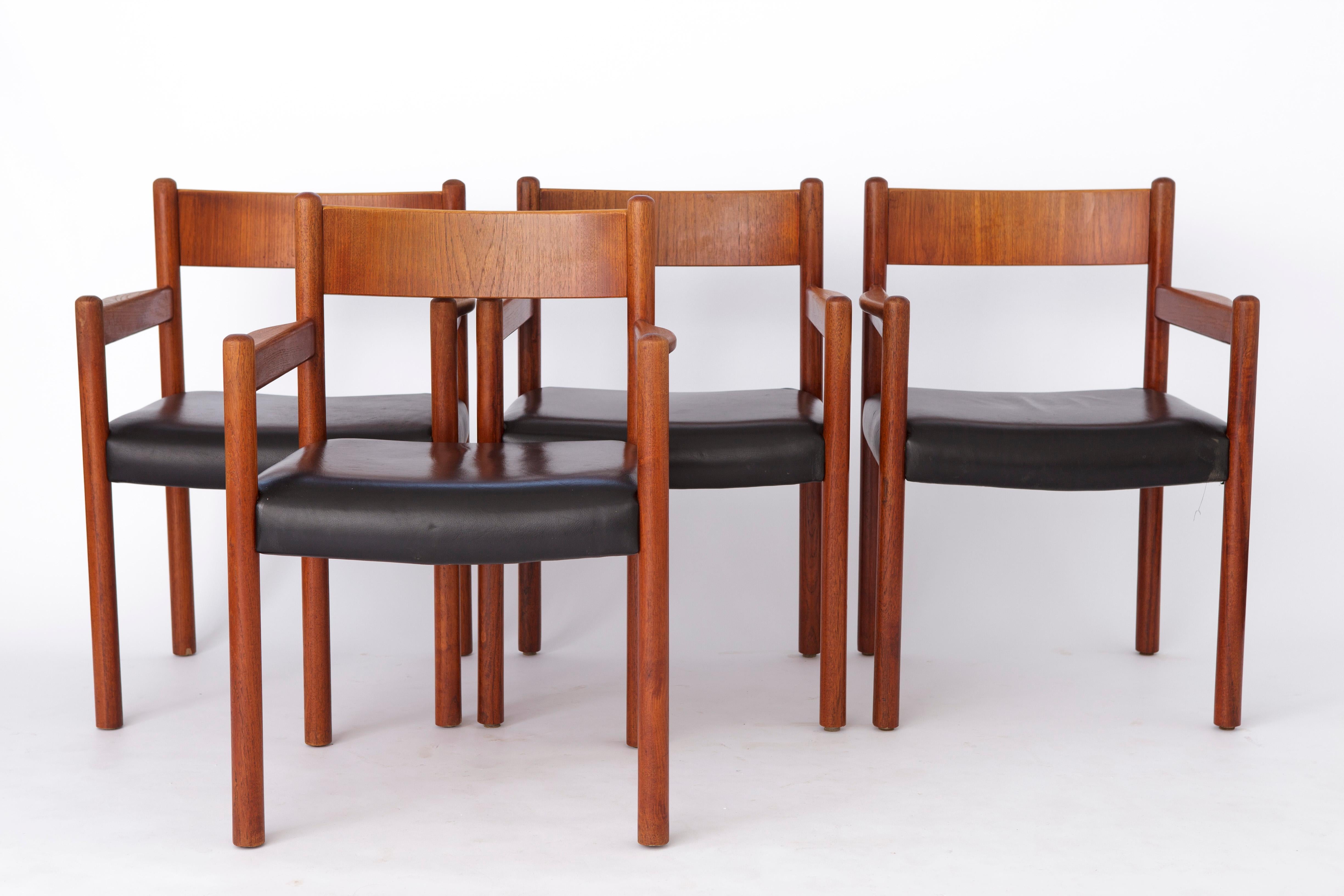 6 Poltrone danesi in teak. Possono essere utilizzate come sedie da pranzo o da scrivania. 
Produttore sconosciuto. Origine: Danimarca. 
Il prezzo indicato è per 6 sedie. Sono disponibili fino a 8 posti. 

Buone condizioni vintage. 
Telaio robusto e