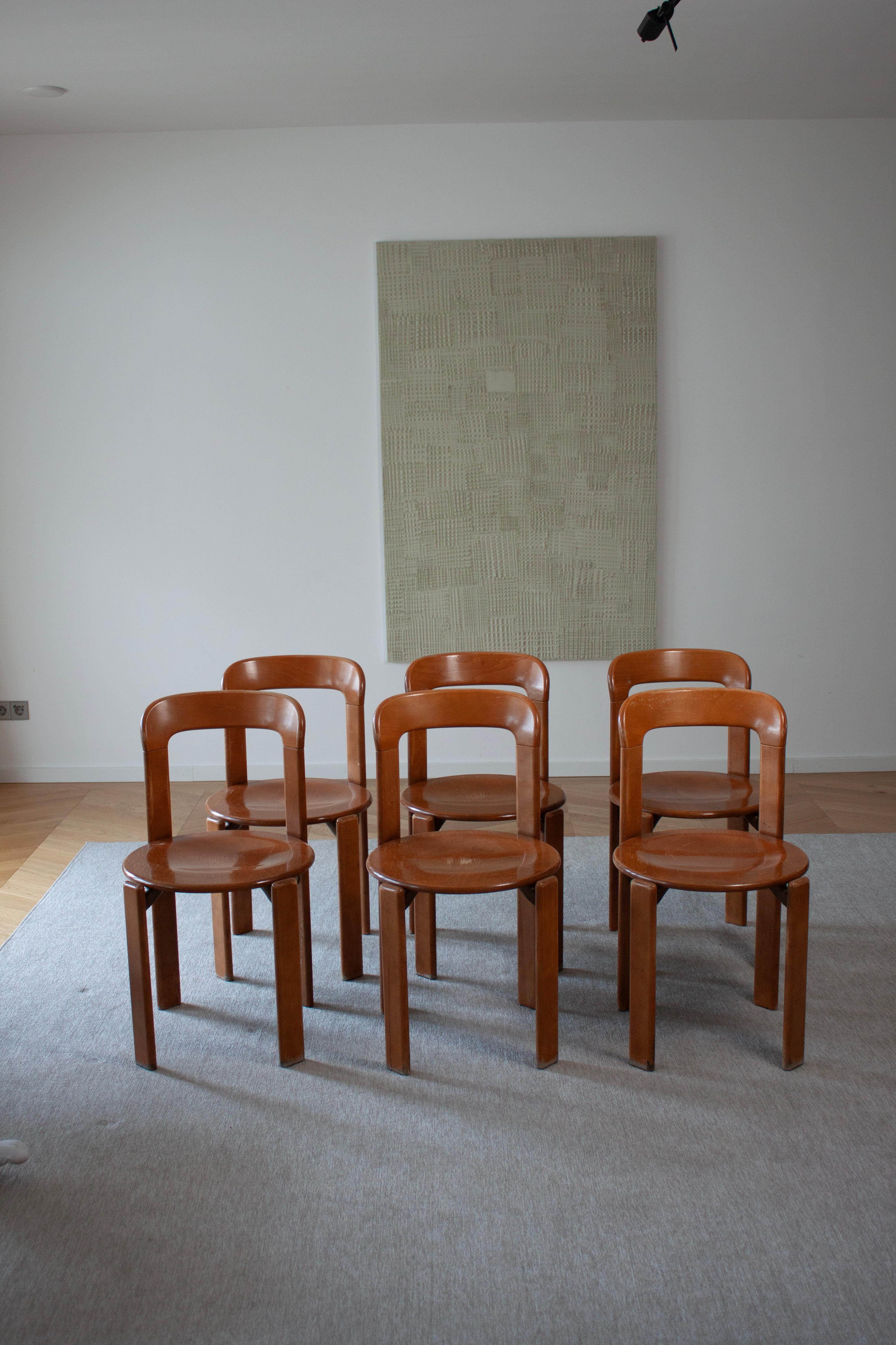 Verfügbar sind 6 original Bruno Rey Stühle. Hergestellt von Dietiker in Stein am Rhein, Schweiz. 

Diese Schweizer Designklassiker sind seit 1971 ein fester Bestandteil der Schweizer Inneneinrichtung.
Seine minimale, runde und zeitlose Form ist nie