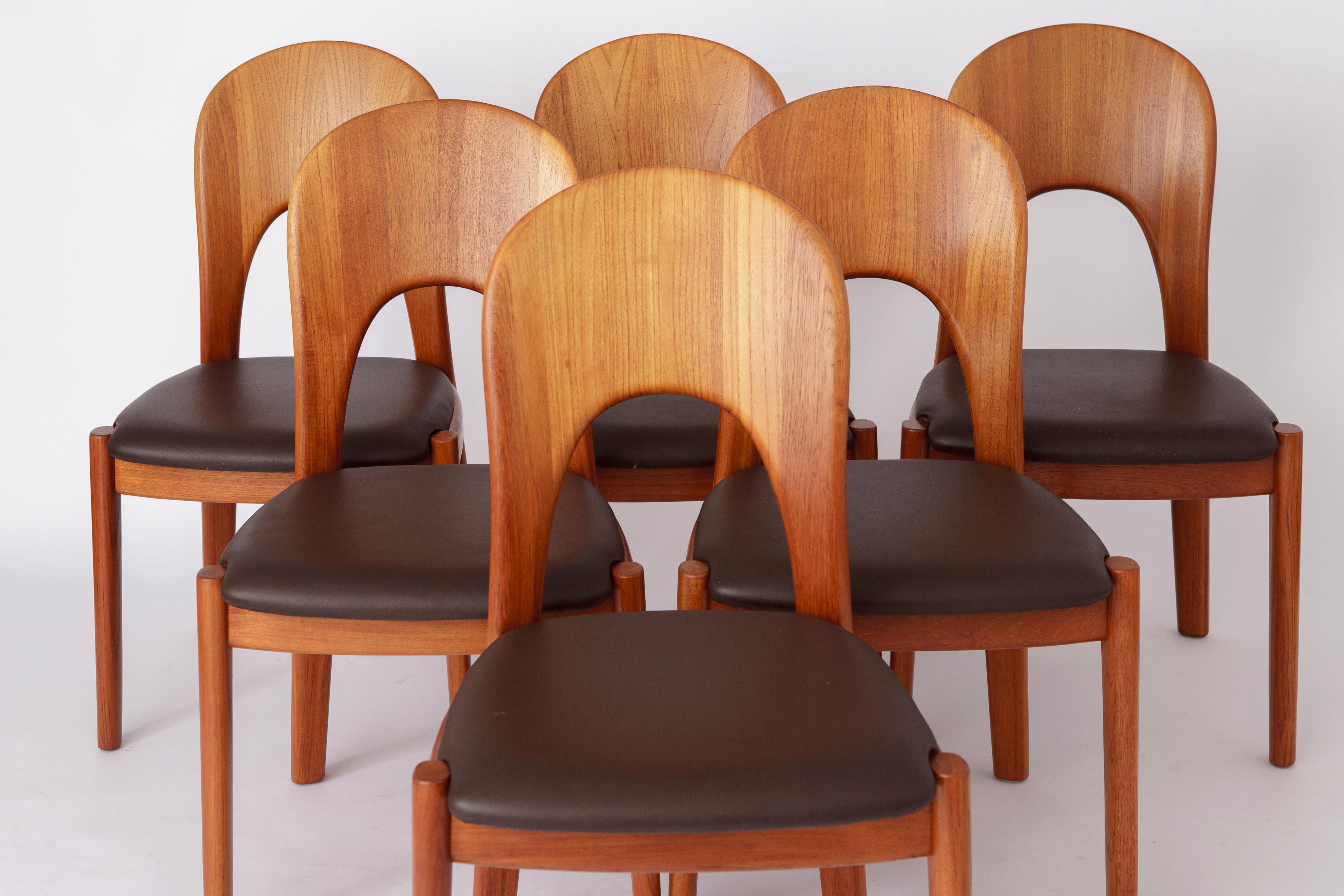 Juego de 6 sillas de comedor del diseñador danés Niels Koefoed (años 70)
PD: Ten en cuenta que las fundas de los asientos marrones originales se han sustituido por una nueva tapicería textil negra. Como referencia, en la última foto se muestra un