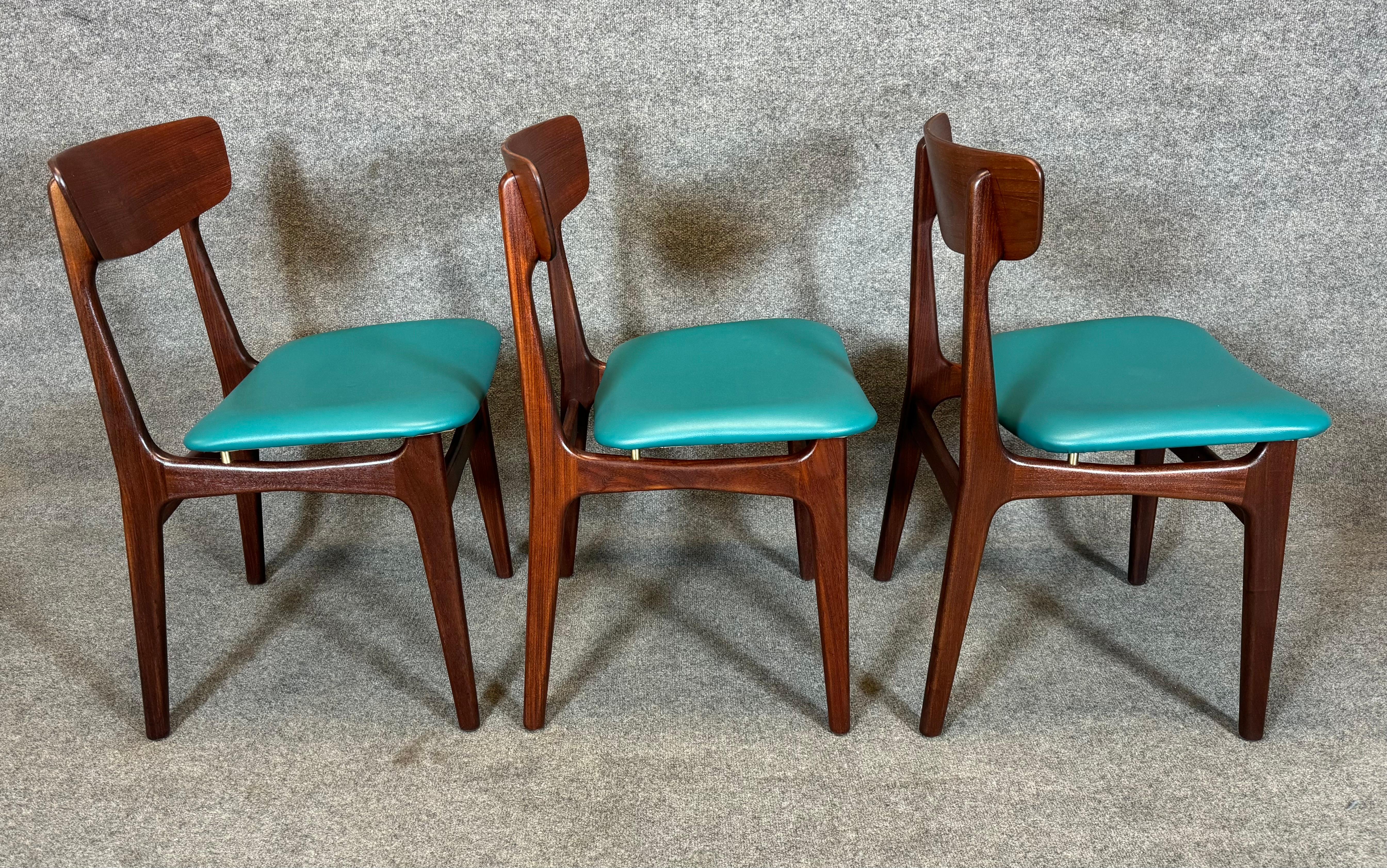 6 Vintage Danish Mid Century Modern Teak Dining Chairs by Schønning & Elgaard In Good Condition For Sale In San Marcos, CA