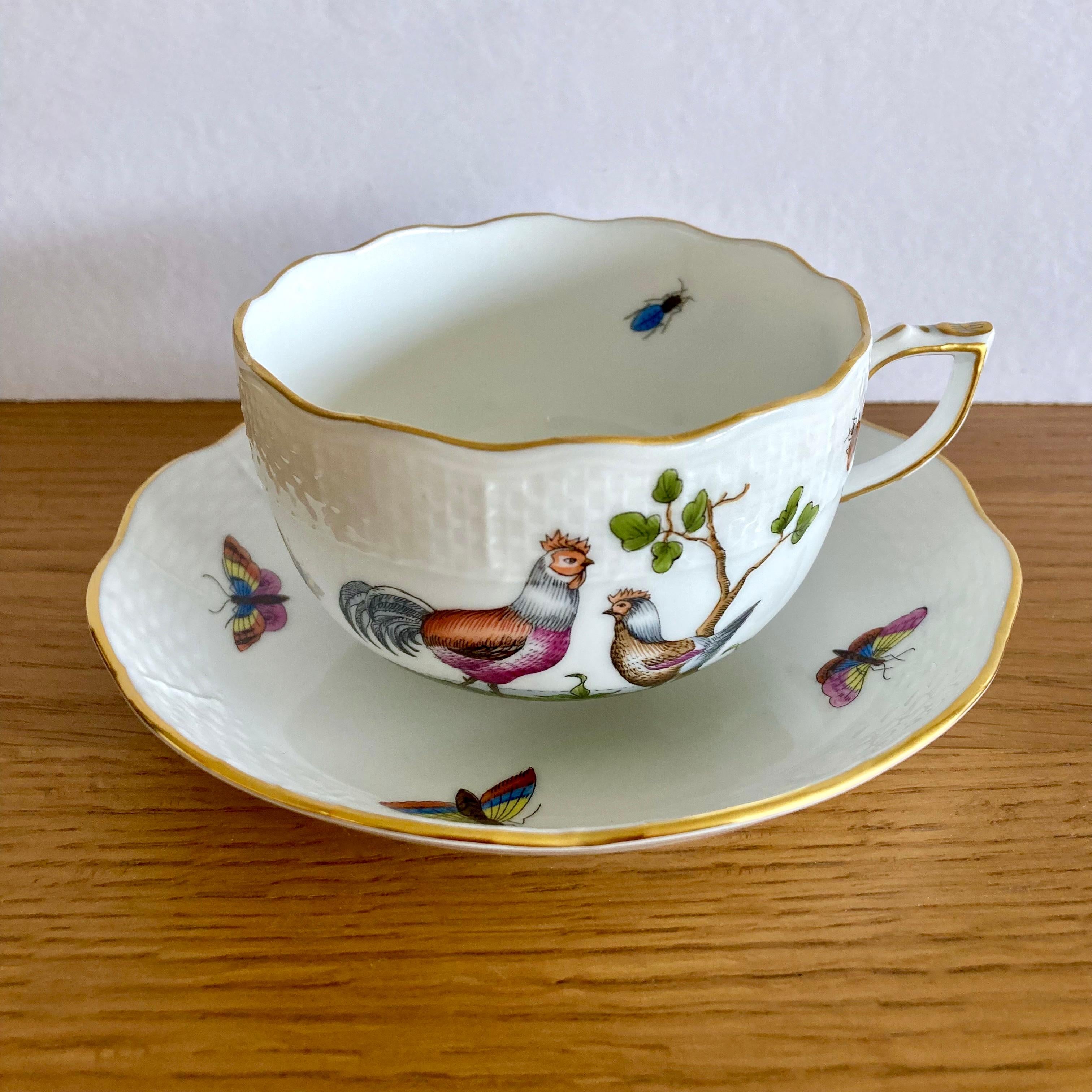 Precioso juego de 6 tazas de té vintage (modelo 724-10) del famoso fabricante de porcelana húngaro Herend Porcelain Manufactory (fundado en 1826). Este juego consta de 2 tazas y platillos con el motivo Pájaro Rotschild y 4 tazas y platillos con el