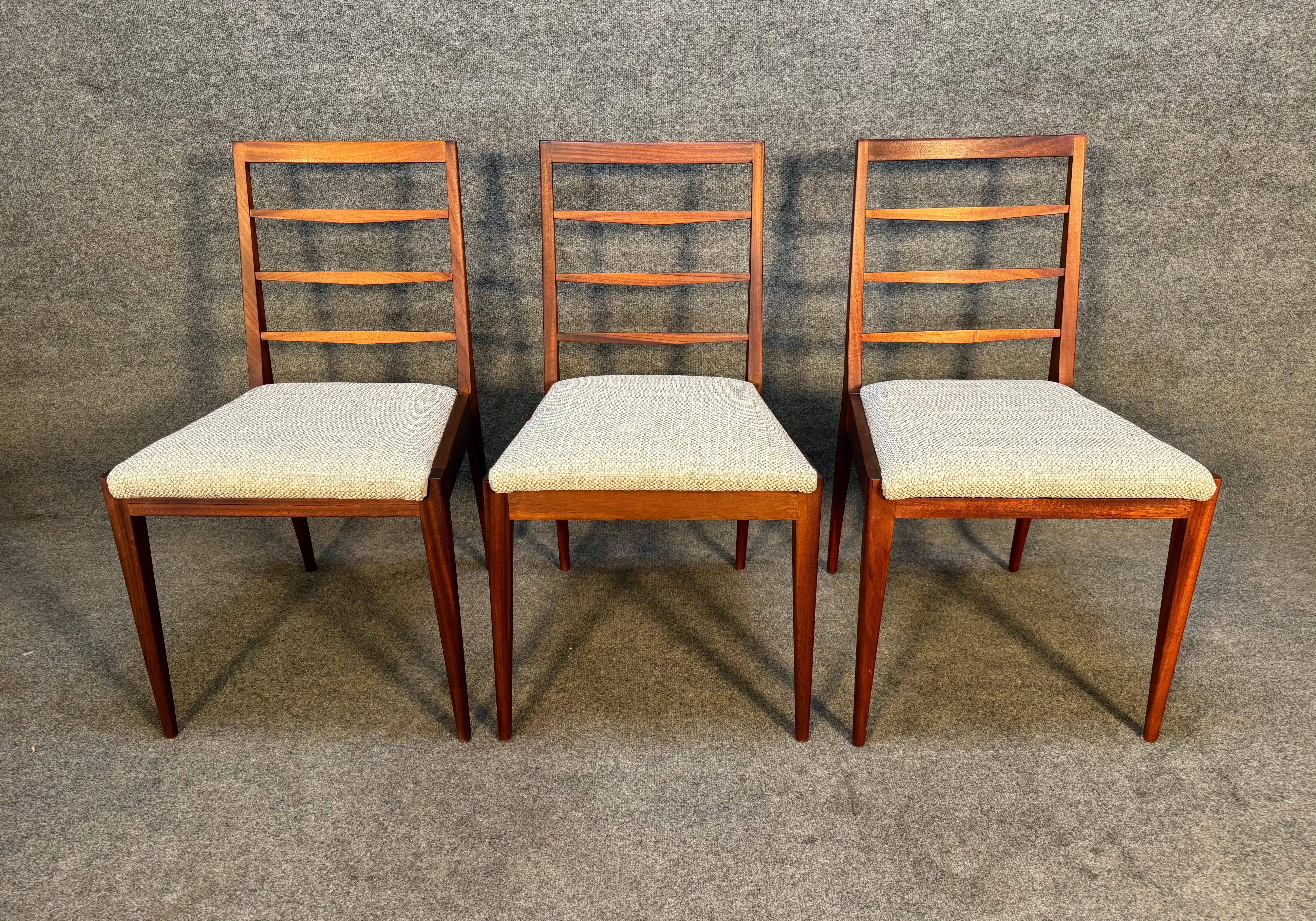 Voici un magnifique ensemble de six chaises de salle à manger en acajou massif fabriquées par McIntosh en Ecosse dans les années 1960.
Cet ensemble confortable, récemment importé d'Europe en Californie avant d'être remis à neuf, présente un cadre