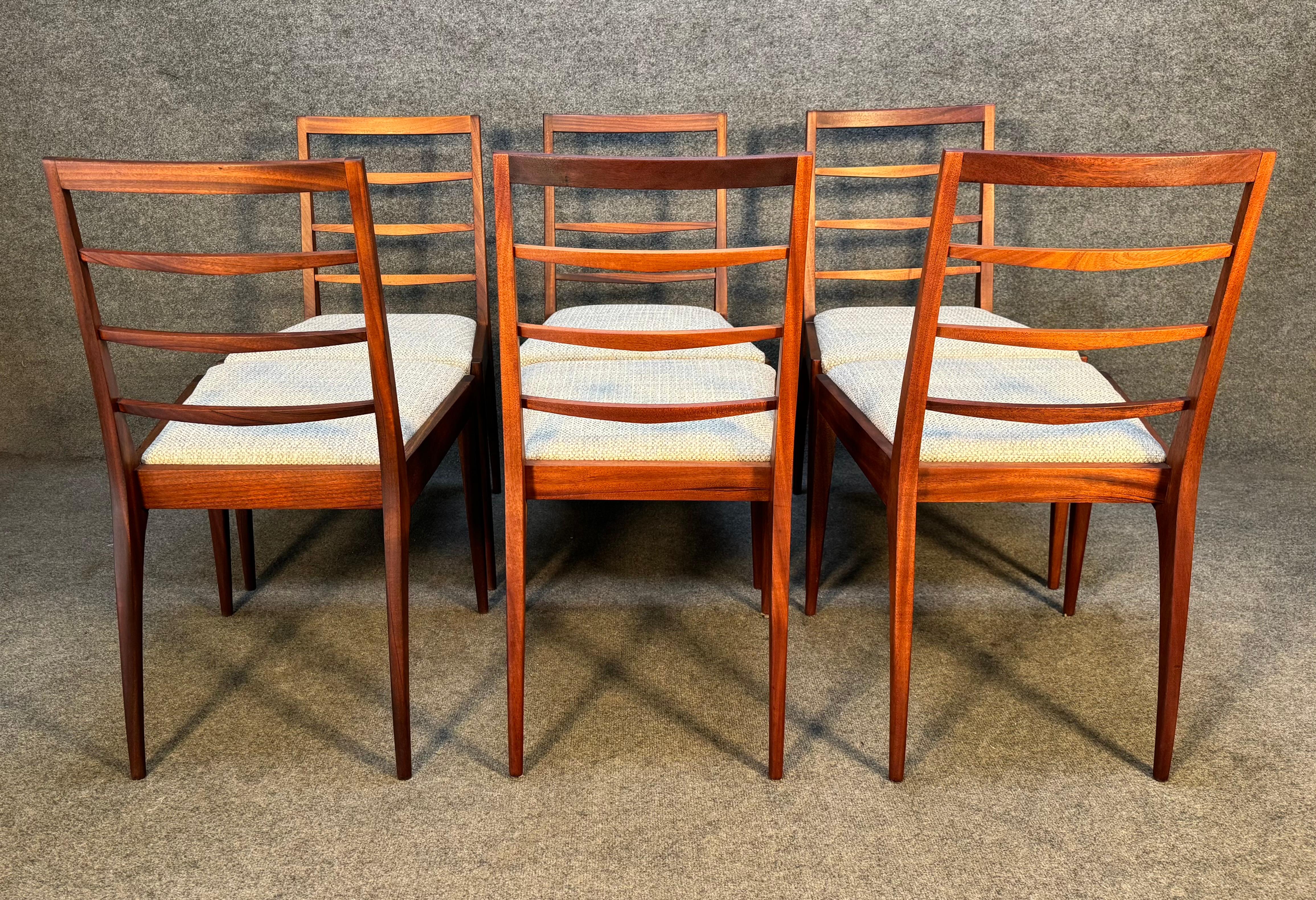 Travail du bois 6 chaises de salle à manger vintage en acajou mi-siècle moderne par McIntosh en vente