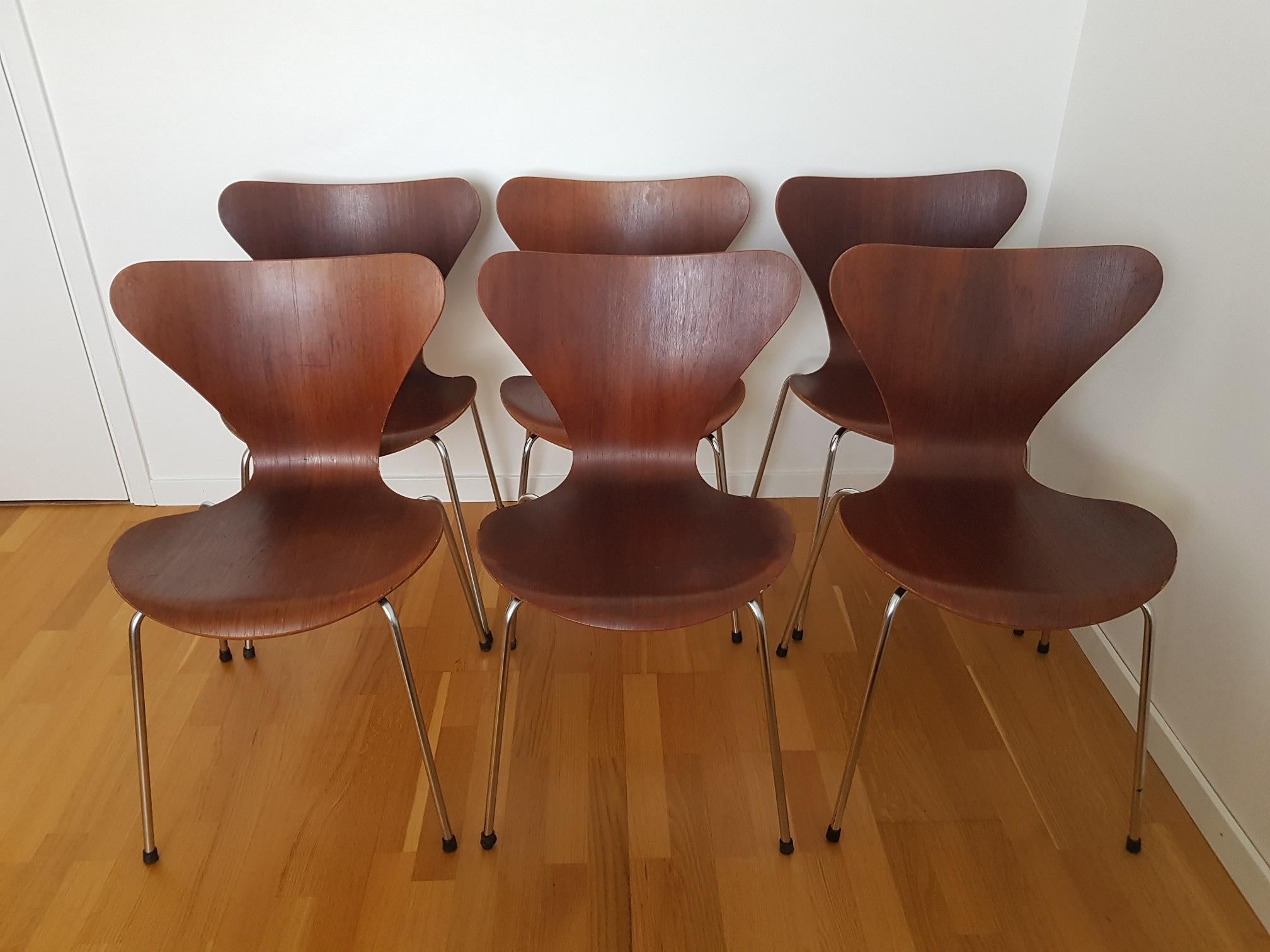 6 vintage series 7 chairs in teak. Model 3107. Produced in the 1960s by Fritz Hansen. The iconic Series 7 chair is probably the most well-known chair in the world of Scandinavian modern design. It is the classical midcentury Scandinavian designer