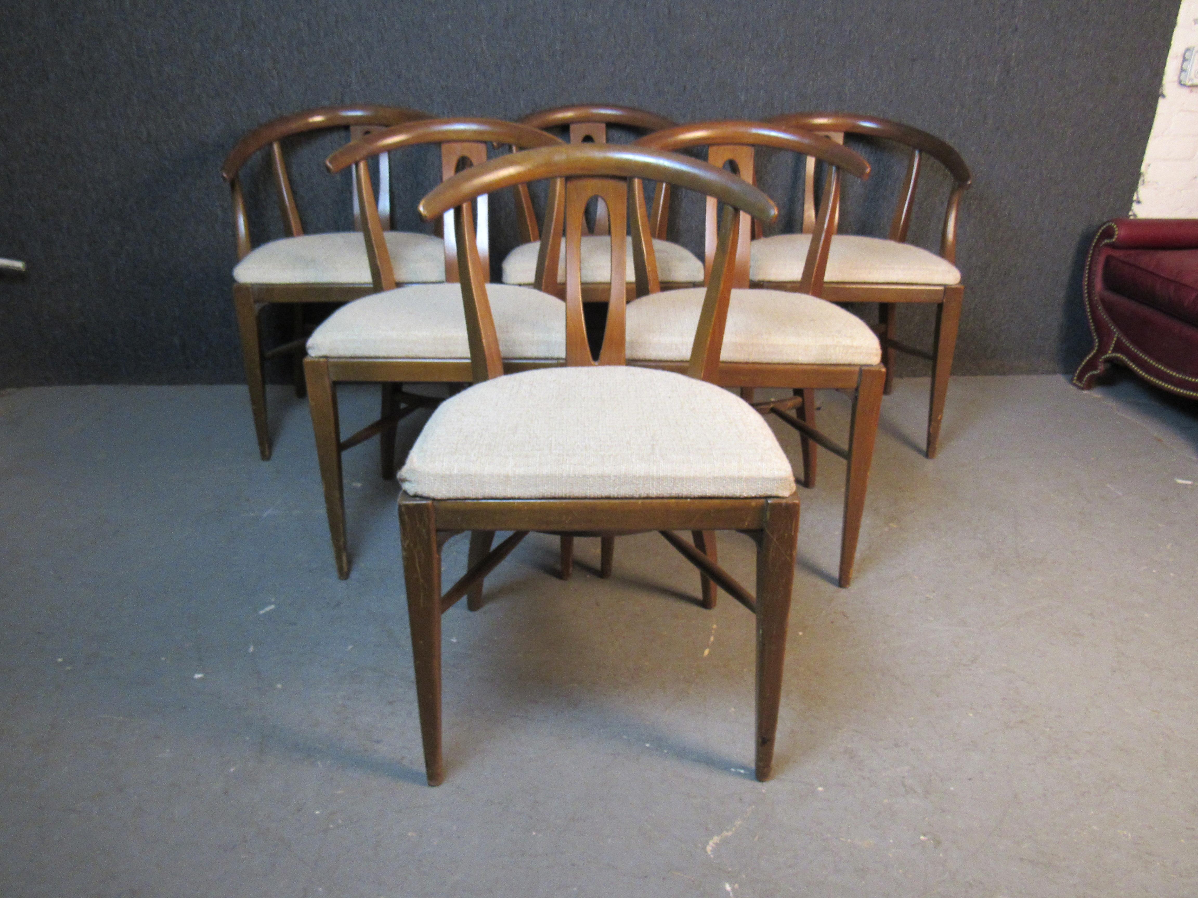 Apportez à la maison le meilleur des deux mondes avec ce merveilleux ensemble de 6 chaises de salle à manger vintage du milieu du siècle ! Fabriqué par les artisans respectés de Blowing Rock Furniture, en Caroline du Nord, à partir de bois durs
