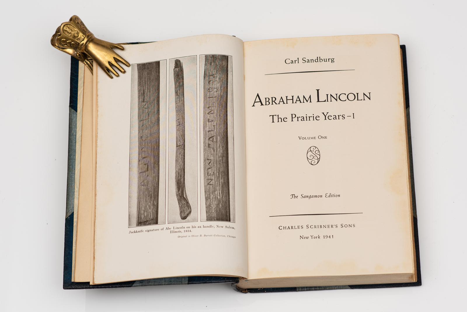 6 Vol. Carl Sandburg, Abraham Lincoln. Edición Sangamon. Frontispicio ilustrado. Incluye fotografías, caricaturas, bocetos, mapas y cartas. Empapelado jaspeado. 3/4 cuero marroquí azul, tablas de lino. Paneles dorados con escudos y águilas en el