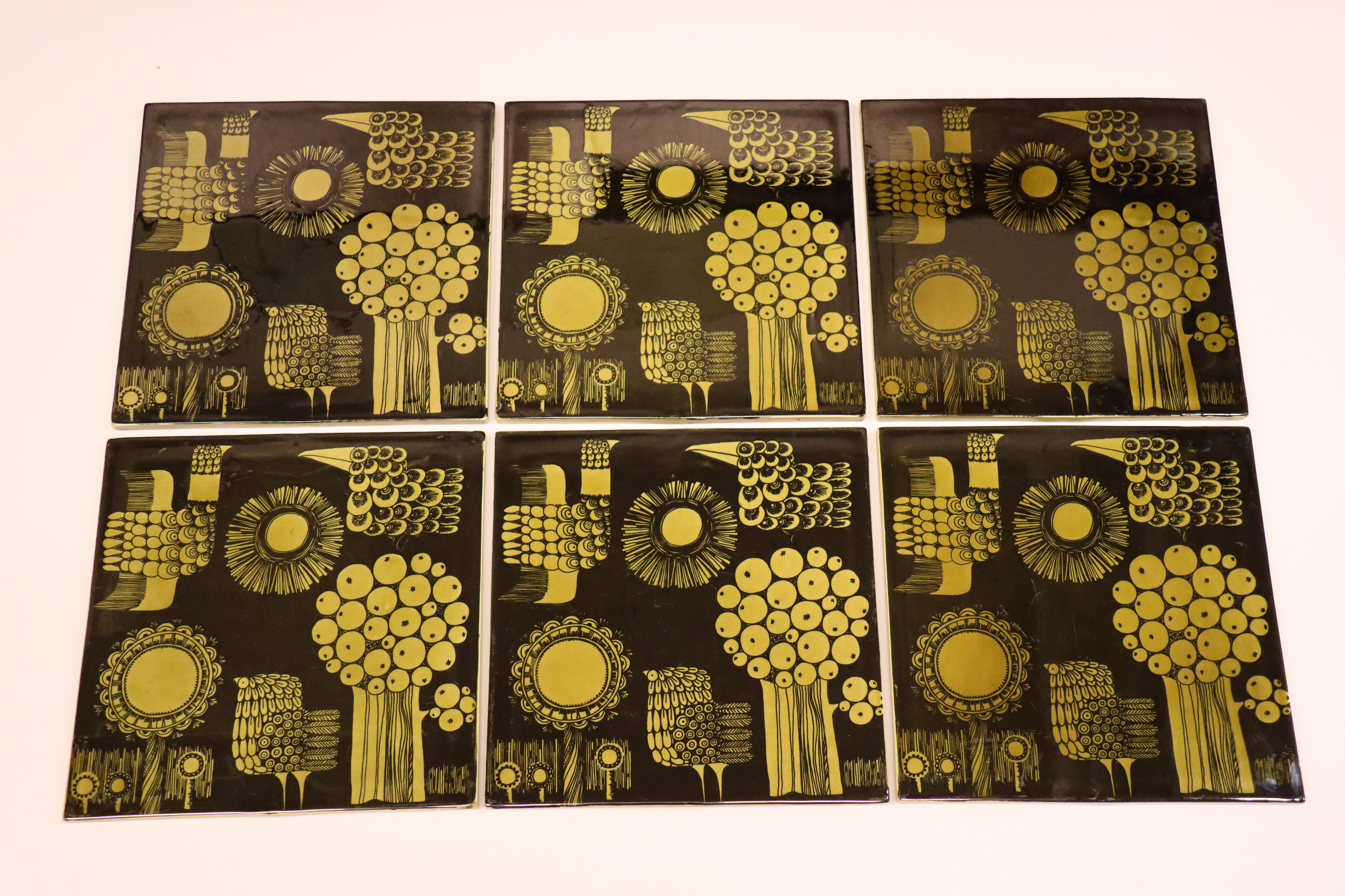 Un ensemble de 6 carreaux / plaques murales en porcelaine conçus par Olle Alberius à Rörstrand à la fin des années 1960. Ces plaques présentent un décor d'oiseaux, de fleurs et d'arbres dans les tons noir et vert/jaune. Ils mesurent 30 x 30 cm de