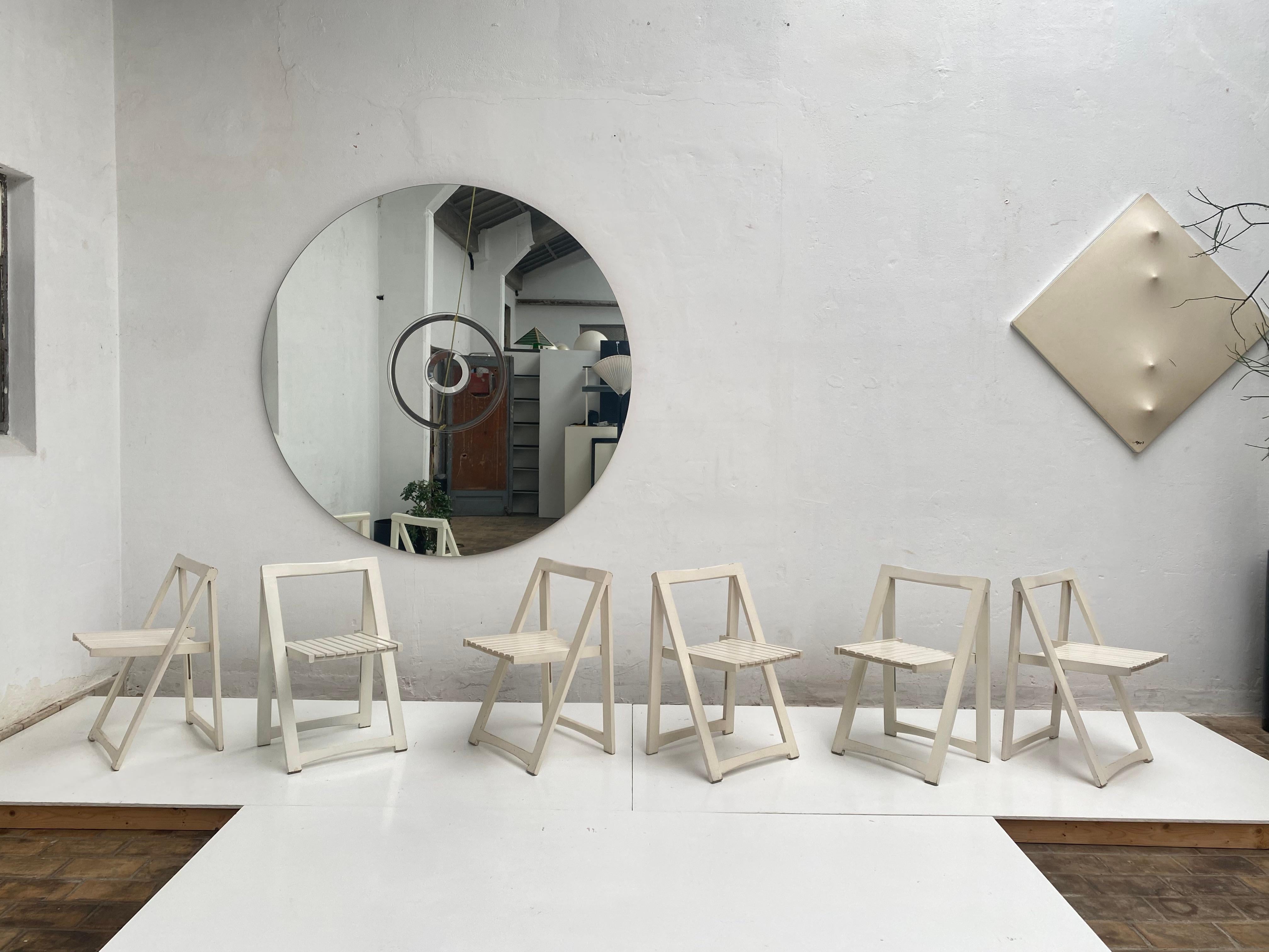6 Folding Chairs attributed to Aldo Jacober for Alberto Bazzani 1960's

Original white stained solid Birch Wood in a nice original and honest vintage condition 

The folding design makes them practical/functional as they are easy to store when not