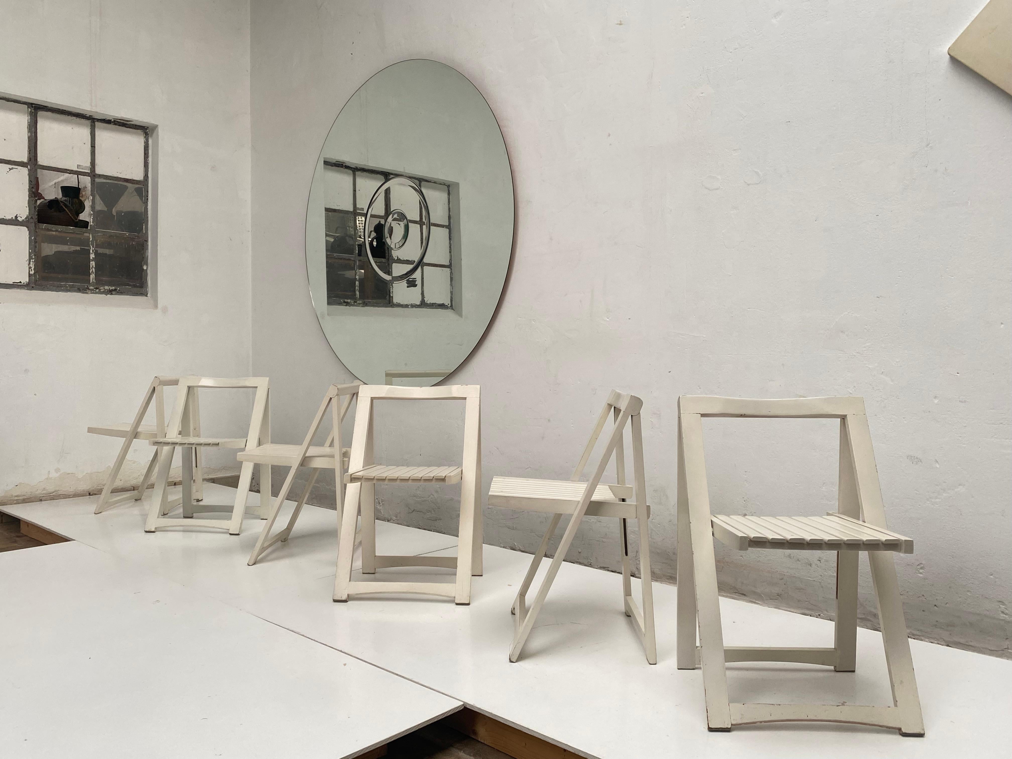 6 weiße klappbare Stühle, Aldo Jacober für Alberto Bazzani zugeschrieben, Italien 1966 (Mitte des 20. Jahrhunderts) im Angebot