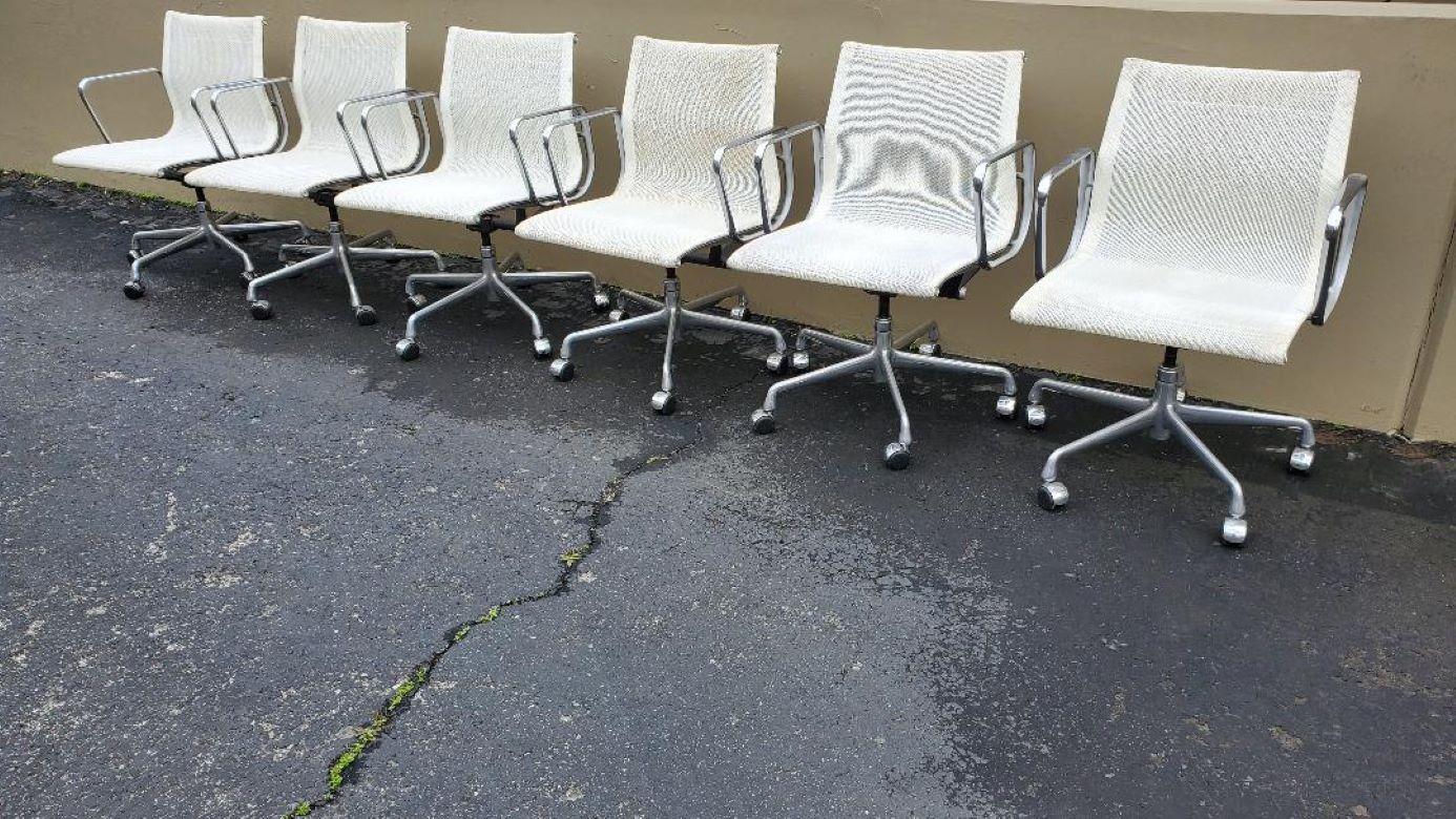 6 White Mesh Eames Herman Miller Tilt Swivel Aluminum Group Chairs 5 Star Base In Good Condition In Monrovia, CA