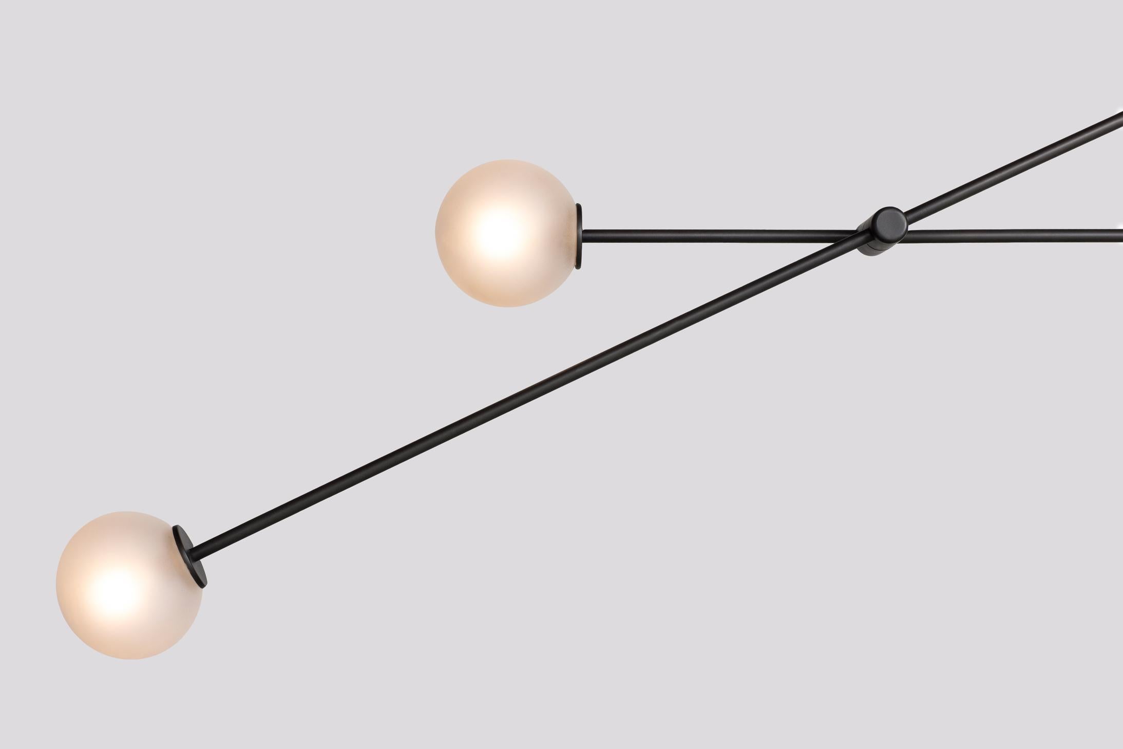 Lustre Tempo de 6 pouces de large avec globes en verre soufflé à la main Neuf - En vente à Los Angeles, CA