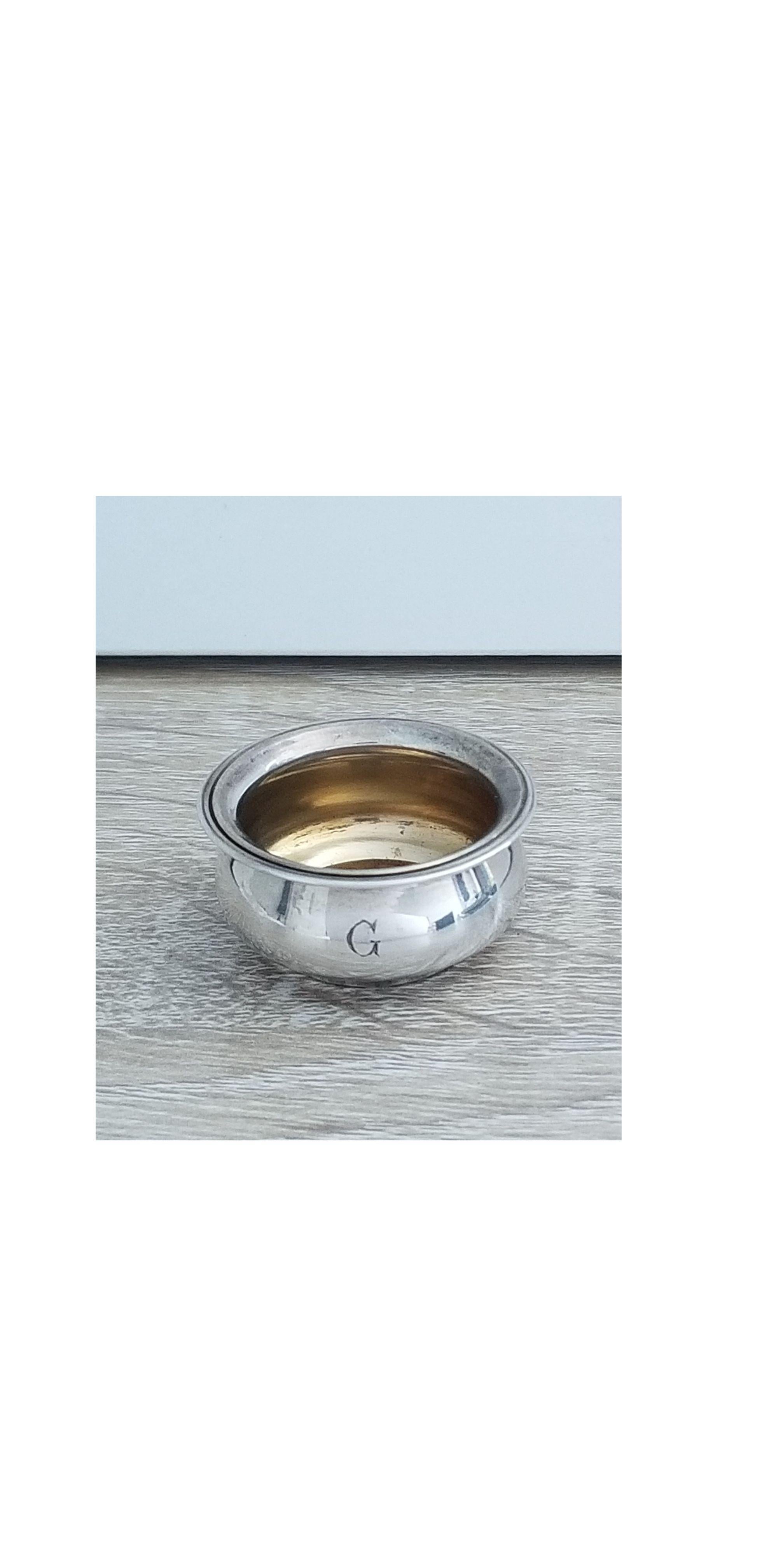 Set di sei saliere aperte in argento sterling Art Deco, cucchiai di sale e macinapepe realizzati da Watson Company per A. Wilcox and Wagoner, circa 1905-1929. Le saliere e i cucchiai sono parzialmente dorati. Tutti i 18 pezzi sono monogrammati G e