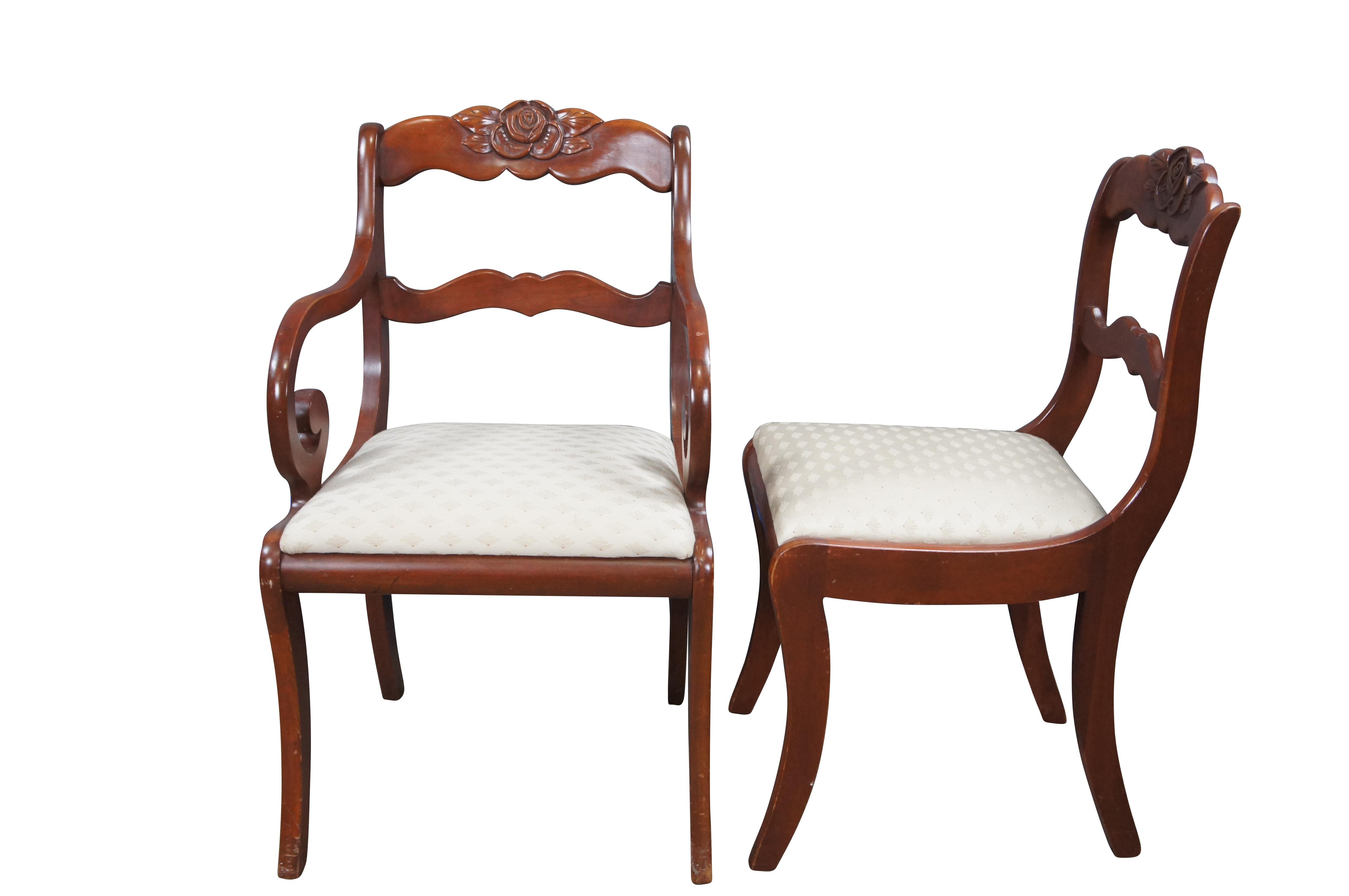 Sedie da pranzo vintage della collezione Willett Wildwood Cherry con schienale a scaletta a serpentina e stemma a medaglione di rose.

Dimensioni:
18