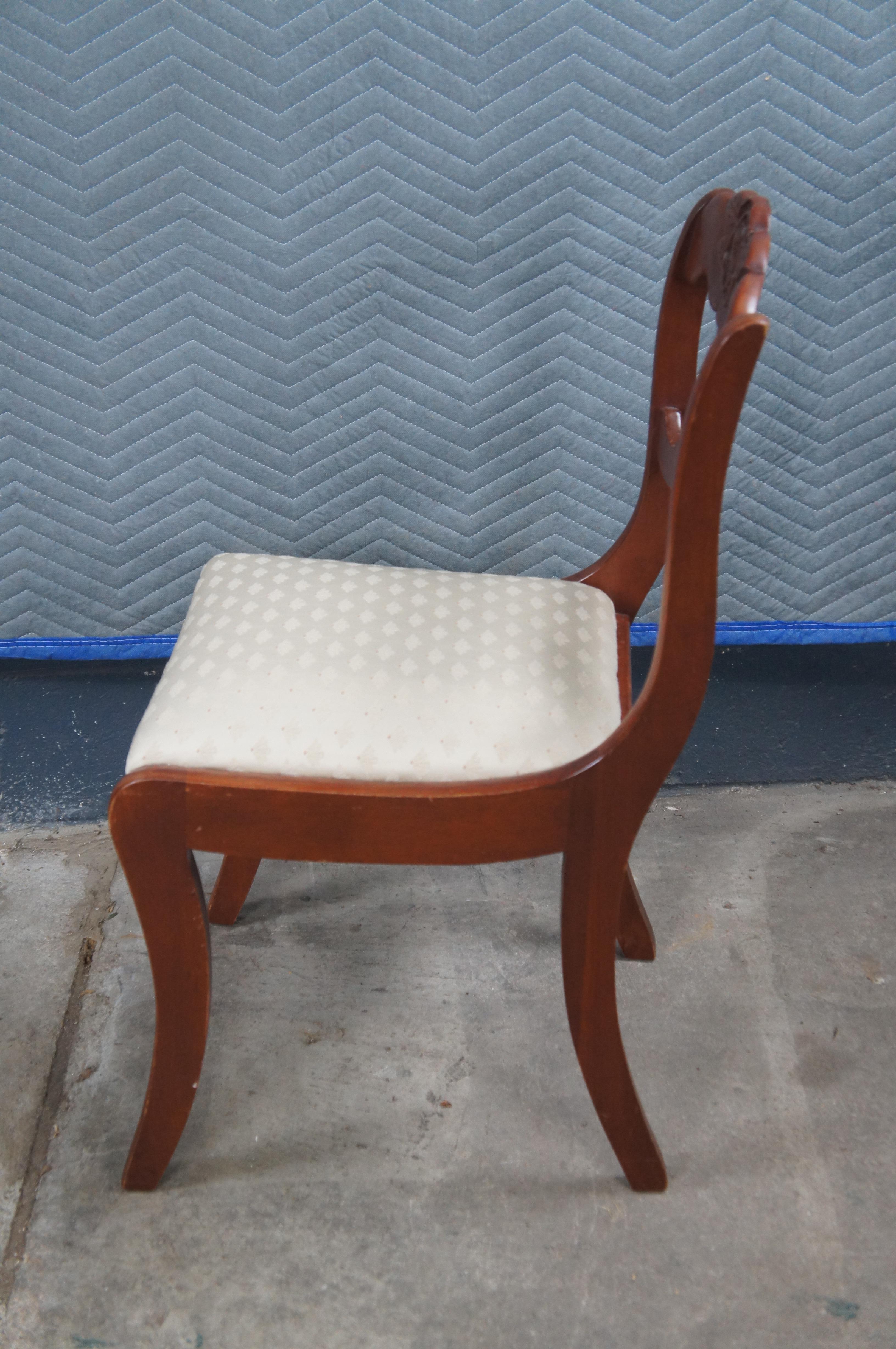 XX secolo 6 Sedie da pranzo a medaglione in ciliegio Duncan Phyfe Wildwood in vendita