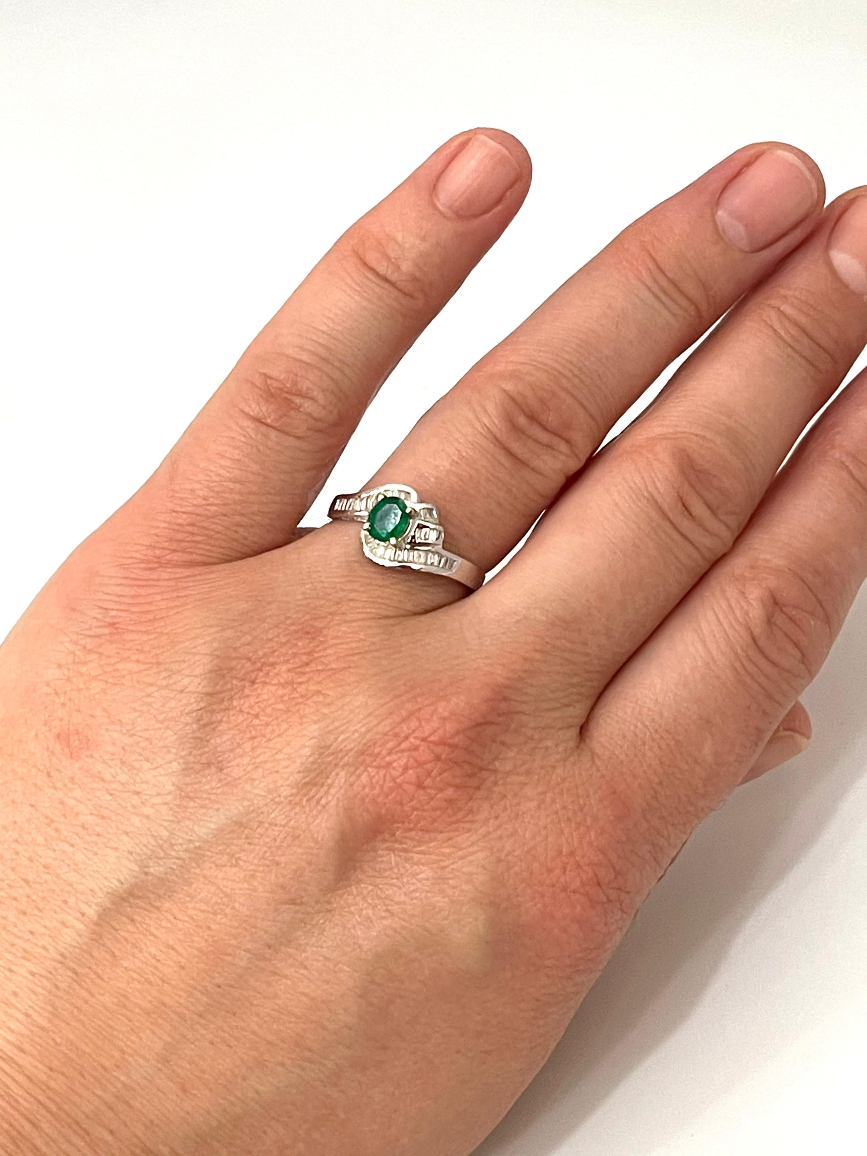 Natural Brazilian Emerald & Diamond Ring 18 Karat White Gold For Sale 3