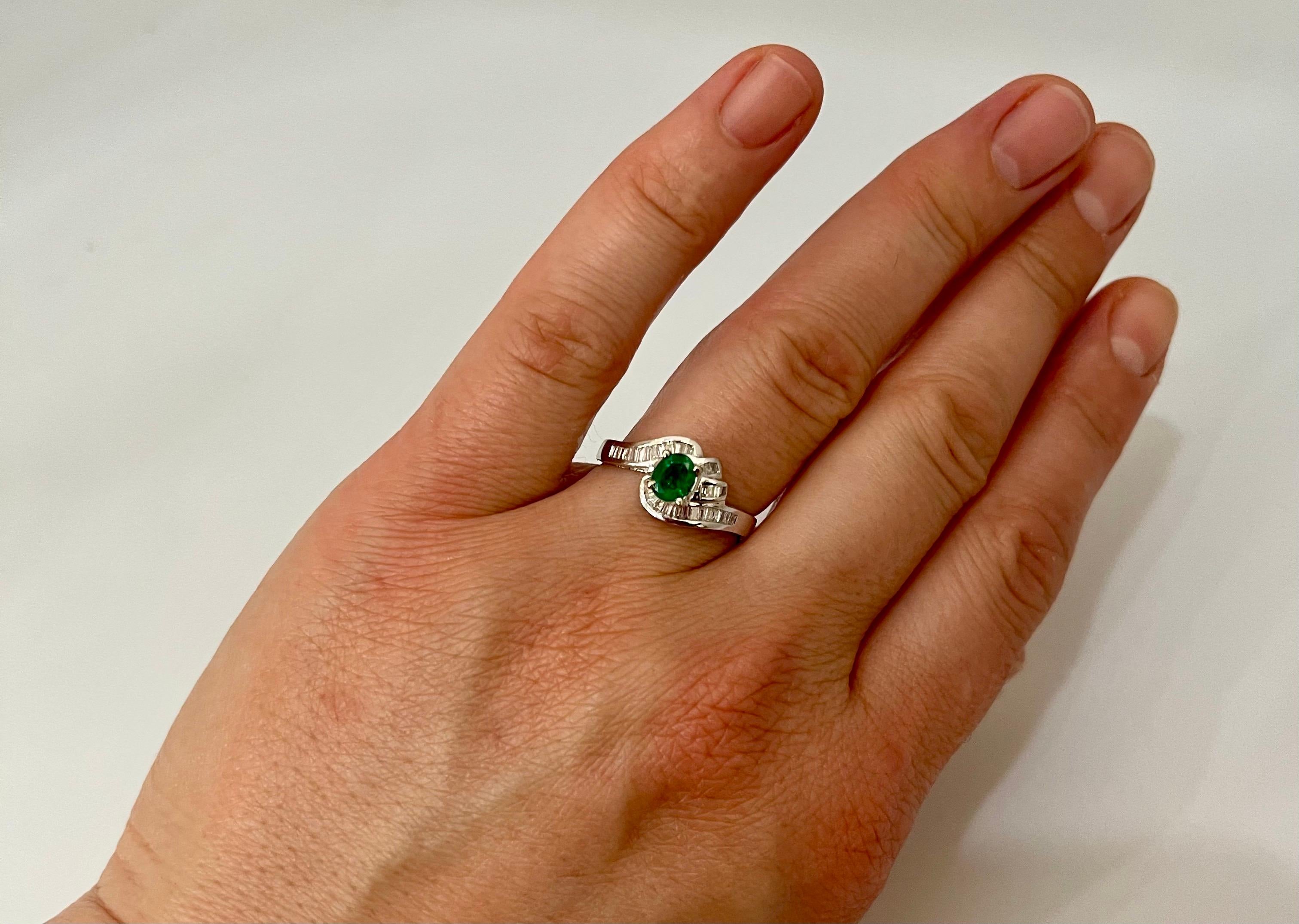 Natural Brazilian Emerald & Diamond Ring 18 Karat White Gold For Sale 4
