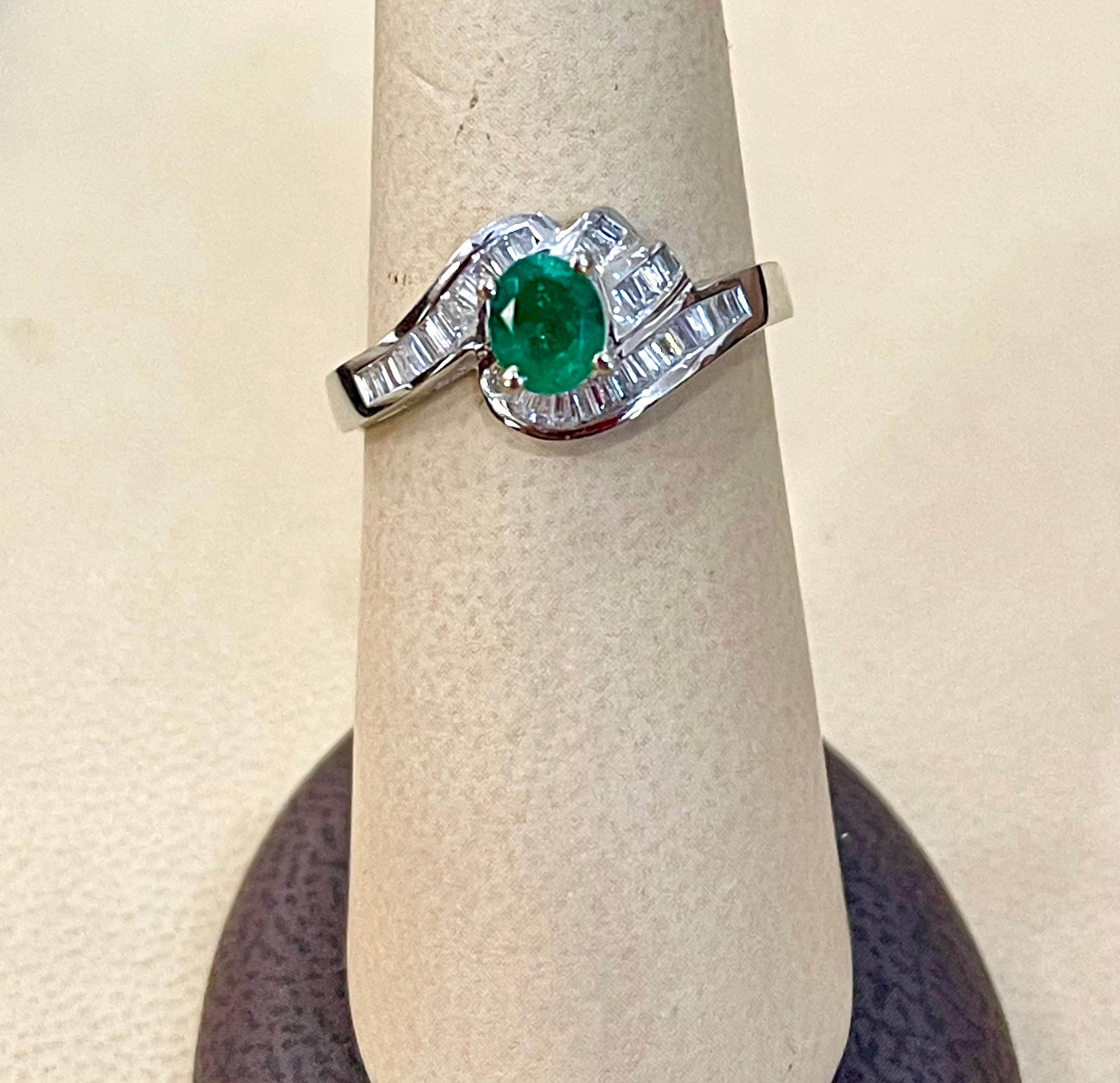 Natural Brazilian Emerald & Diamond Ring 18 Karat White Gold In Excellent Condition For Sale In New York, NY