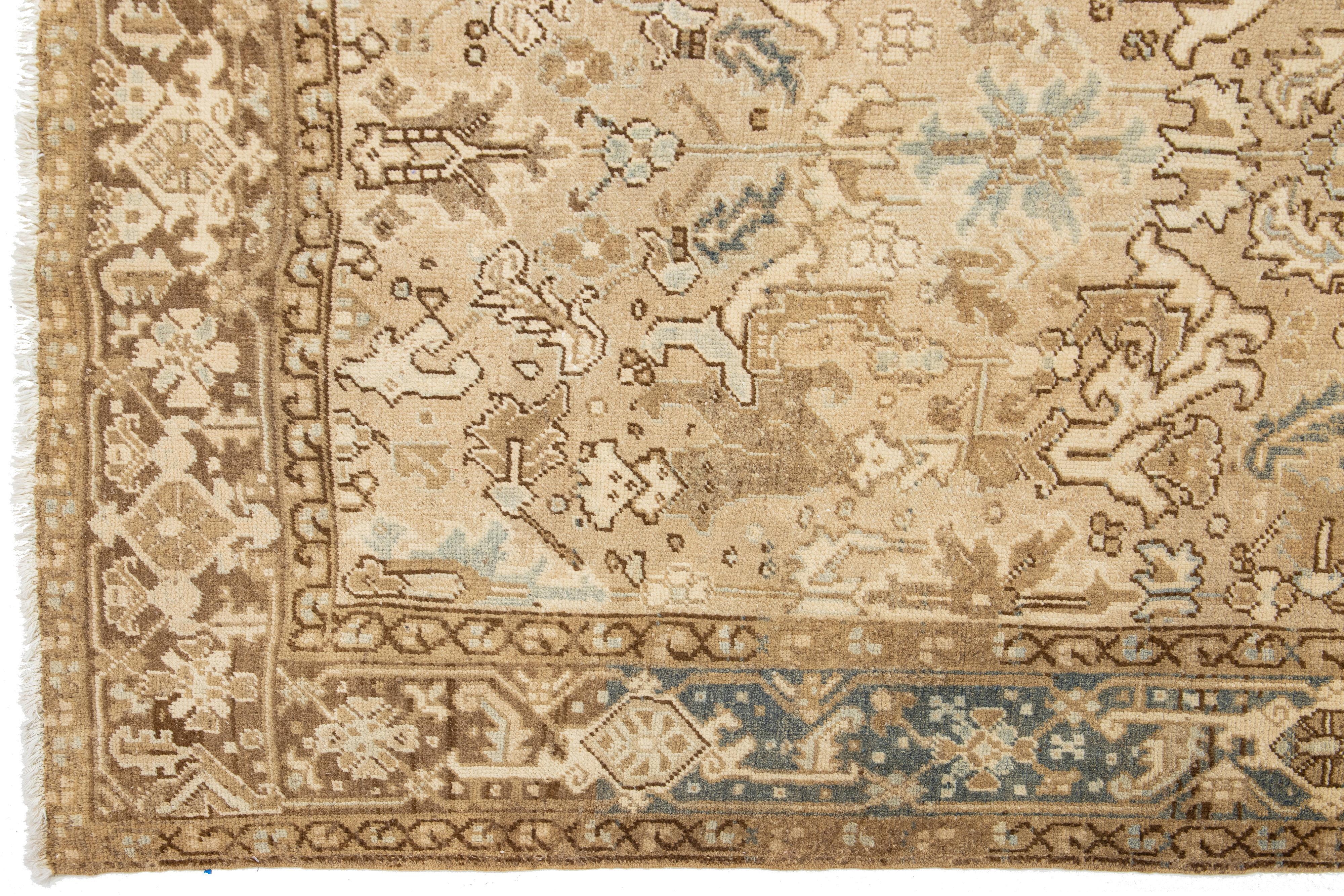 6 x 9 Antiker Beigefarbener handgefertigter persischer Heriz-Wollteppich mit Allover-Motiv aus Wolle im Angebot 1