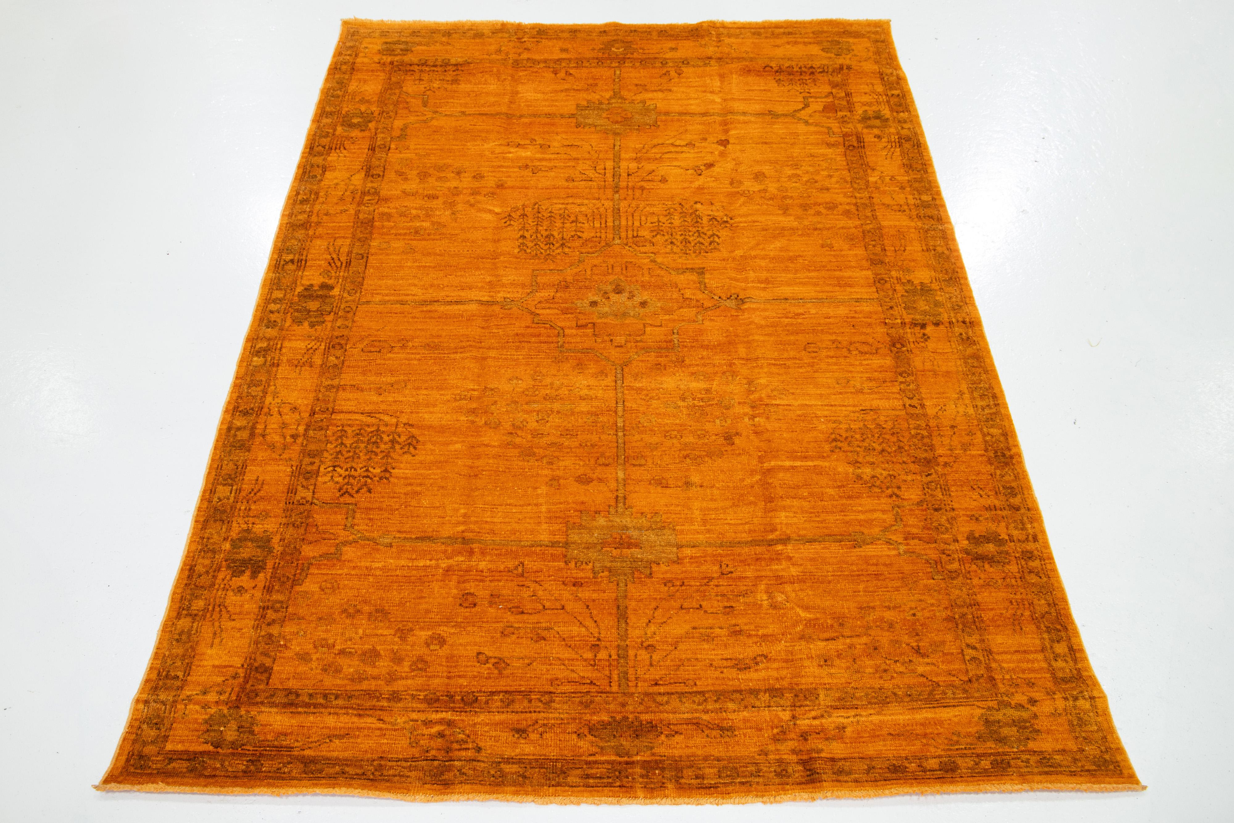 Cet exquis tapis moderne en laine Oushak présente un champ orange vibrant, orné d'un motif floral complexe qui a été méticuleusement noué à la main, témoignant d'un savoir-faire artisanal inégalé.


Ce tapis mesure 6'3