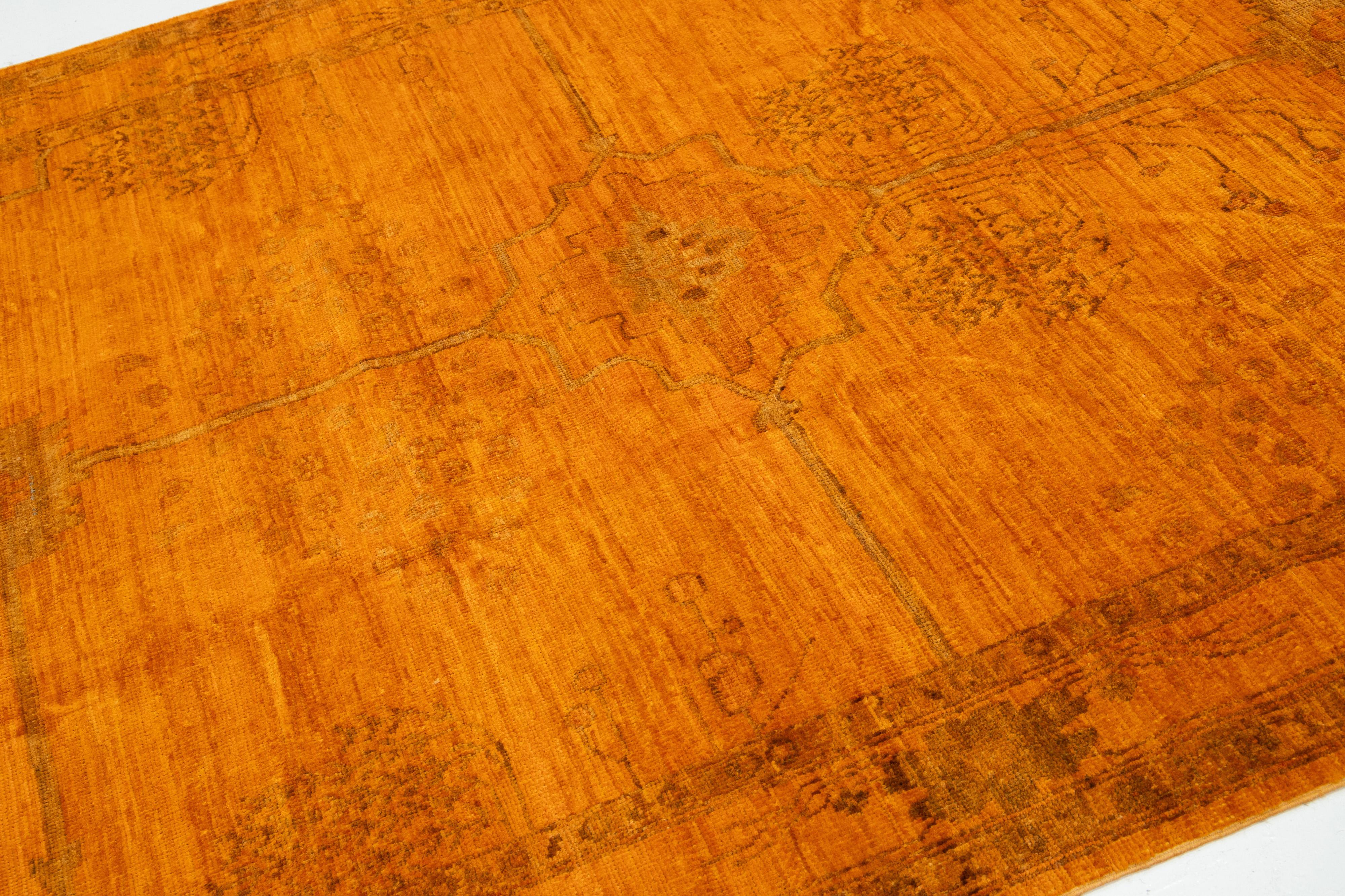 6 x 9 Orange moderne Oushak Tapis en laine fait à la main avec motif floral Neuf - En vente à Norwalk, CT