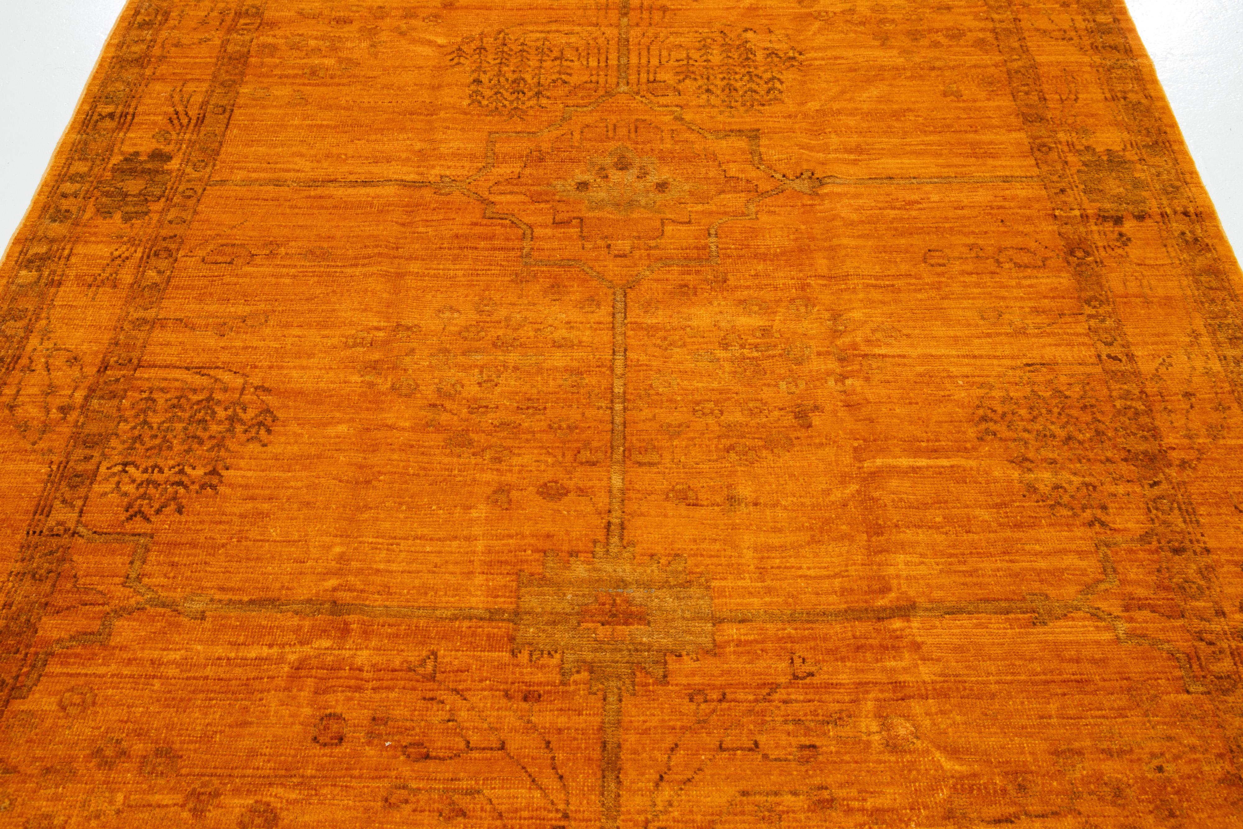 6 x 9 Orange moderne Oushak Tapis en laine fait à la main avec motif floral en vente 1