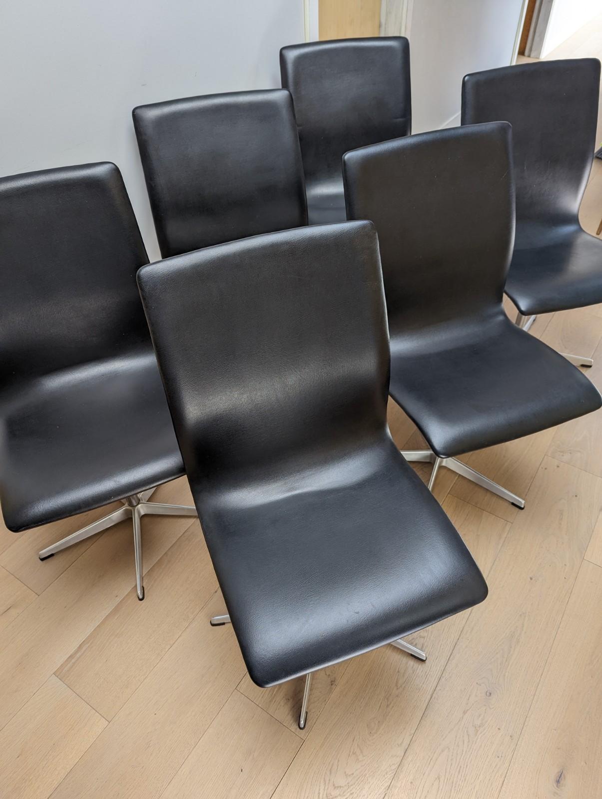 4 x Arne Jacobsen Oxford Chairs by Fritz Hansen, Black Vinyl and Aluminium Legs For Sale 3