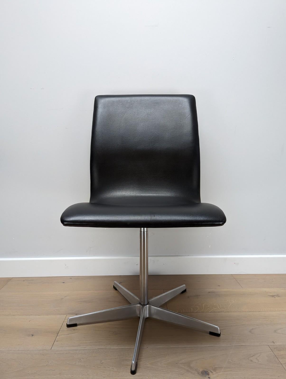 Mid-Century Modern 4 x Arne Jacobsen Oxford Chairs by Fritz Hansen, Black Vinyl and Aluminium Legs For Sale
