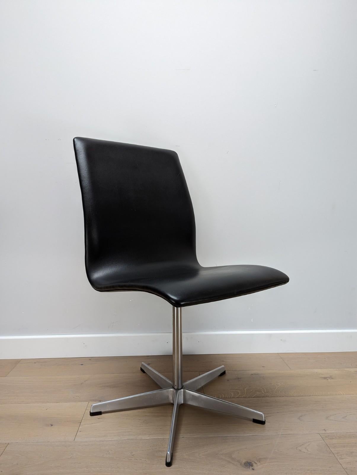 Danish 4 x Arne Jacobsen Oxford Chairs by Fritz Hansen, Black Vinyl and Aluminium Legs For Sale