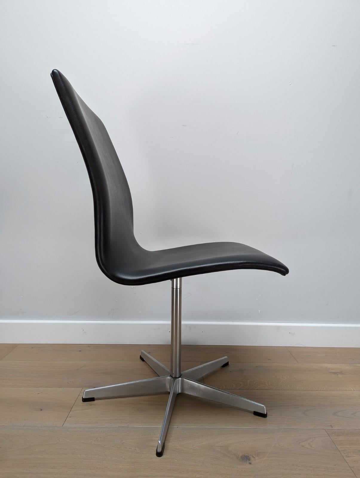 4 x Arne Jacobsen Oxford Chairs by Fritz Hansen, Black Vinyl and Aluminium Legs In Good Condition For Sale In Tunbridge Wells, GB