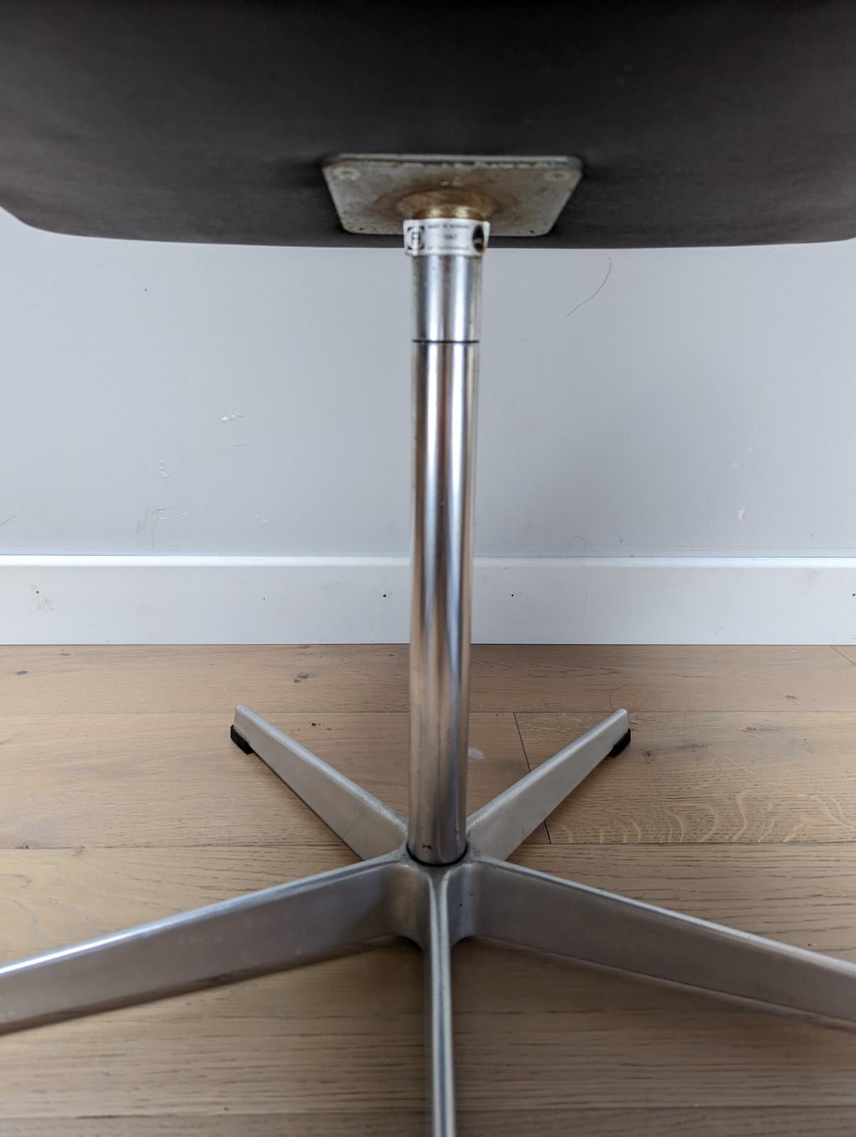 Aluminum 4 x Arne Jacobsen Oxford Chairs by Fritz Hansen, Black Vinyl and Aluminium Legs For Sale