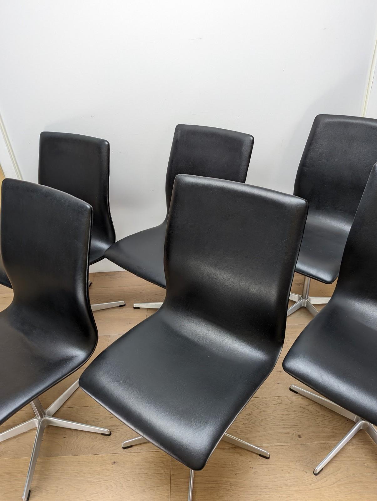 4 x Arne Jacobsen Oxford Chairs by Fritz Hansen, Black Vinyl and Aluminium Legs For Sale 1