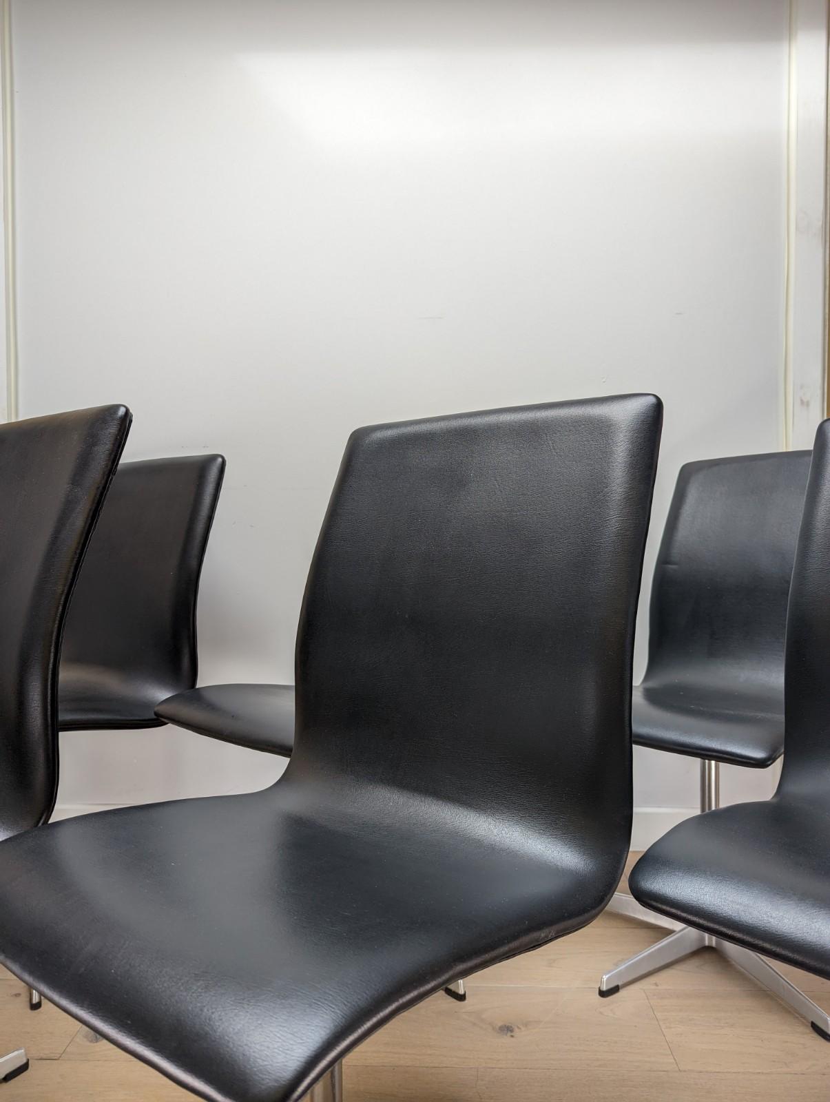 4 x Arne Jacobsen Oxford Chairs by Fritz Hansen, Black Vinyl and Aluminium Legs For Sale 2