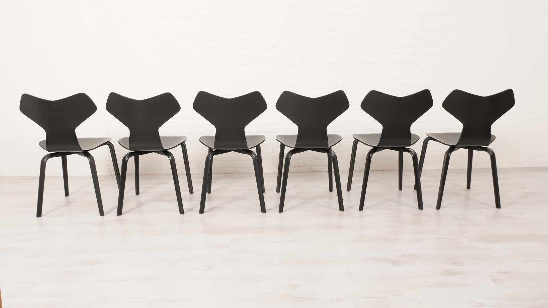 6 chaises de salle à manger noires d'Arne Jacobsen pour Fritz Hansen modèle Grand Prix en vente 7