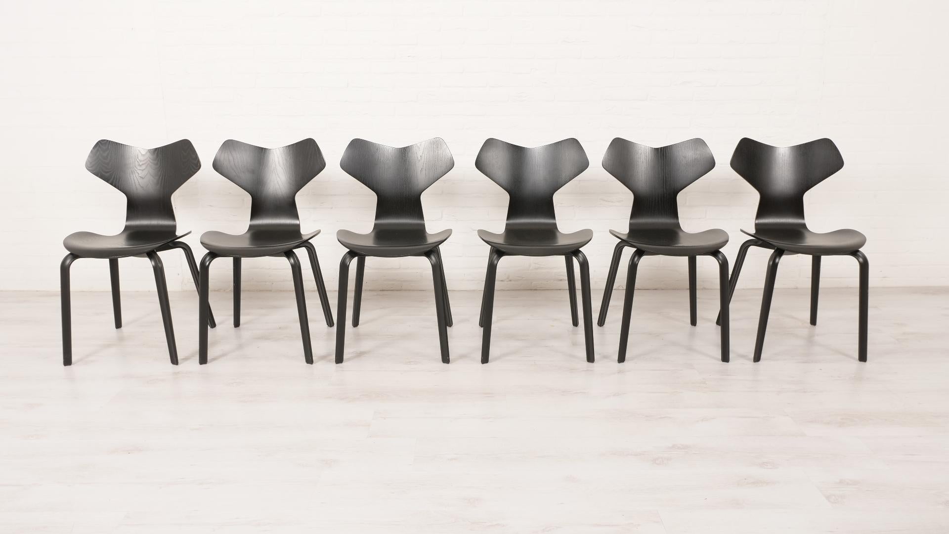 Diese schönen Esszimmerstühle wurden 1957 von Arne Jacobsen für Fritz Hansen entworfen. Dieser Entwurf erhielt die Typennummer 3130. Im selben Jahr wurde dieser Entwurf auf der Triennale in Mailand mit dem Grand Prix ausgezeichnet, und der Entwurf
