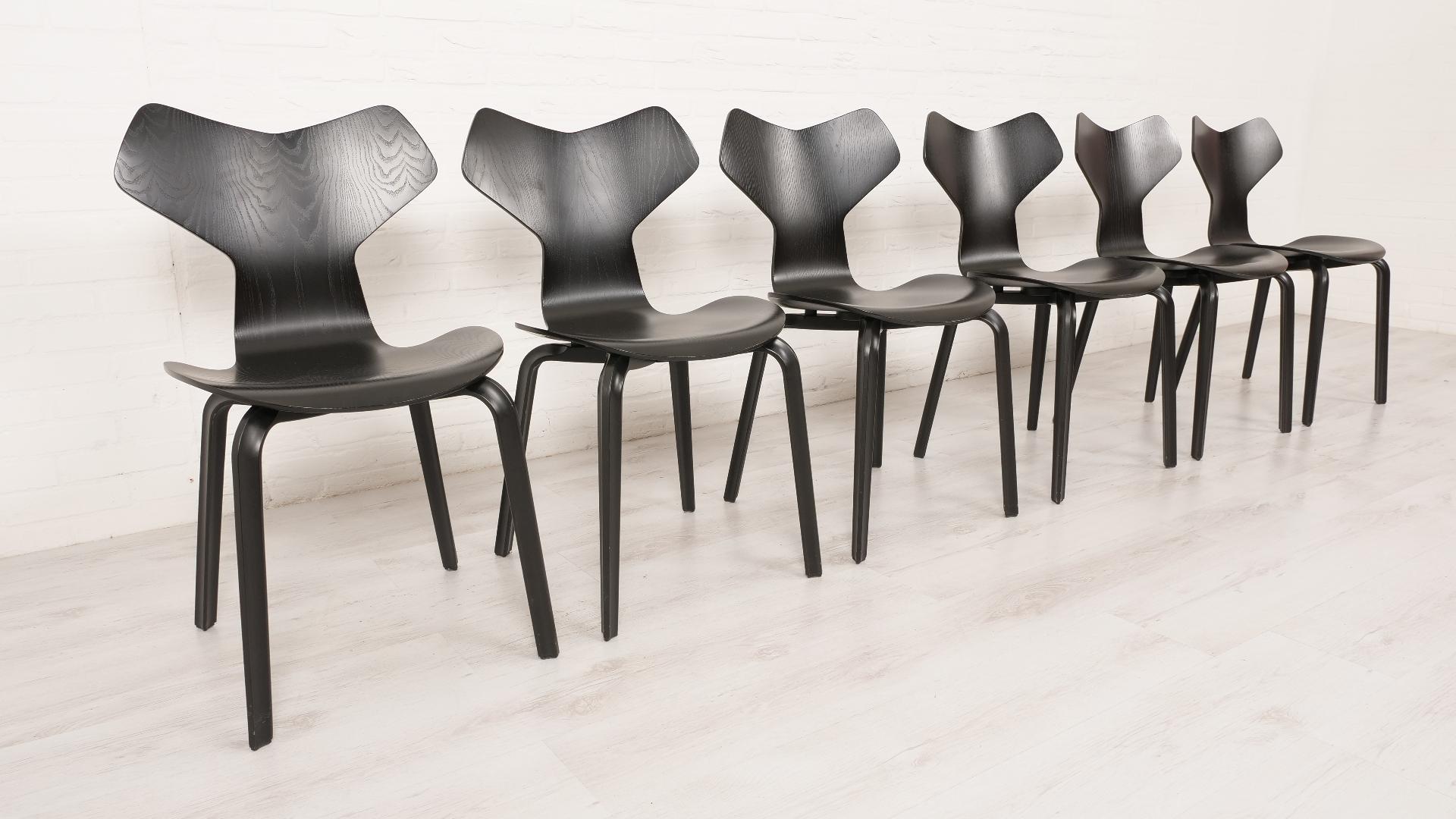 Mid-Century Modern 6 chaises de salle à manger noires d'Arne Jacobsen pour Fritz Hansen modèle Grand Prix en vente