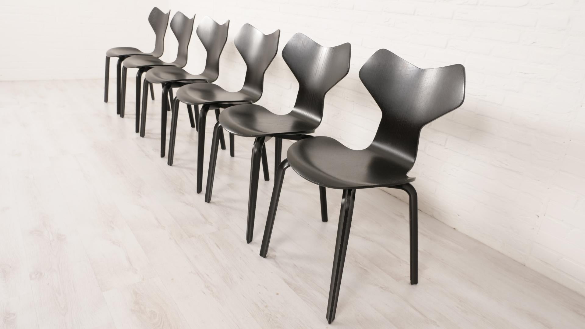 Danois 6 chaises de salle à manger noires d'Arne Jacobsen pour Fritz Hansen modèle Grand Prix en vente